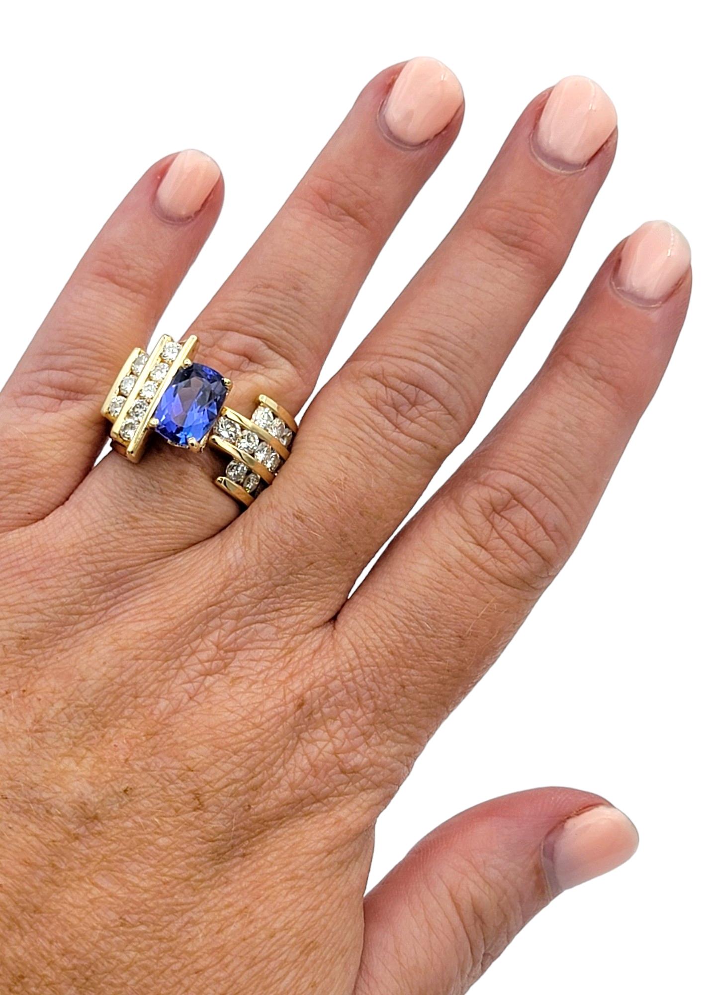 Anello cocktail asimmetrico con tanzanite taglio cuscino e diamante rotondo in oro 14 carati in vendita 4