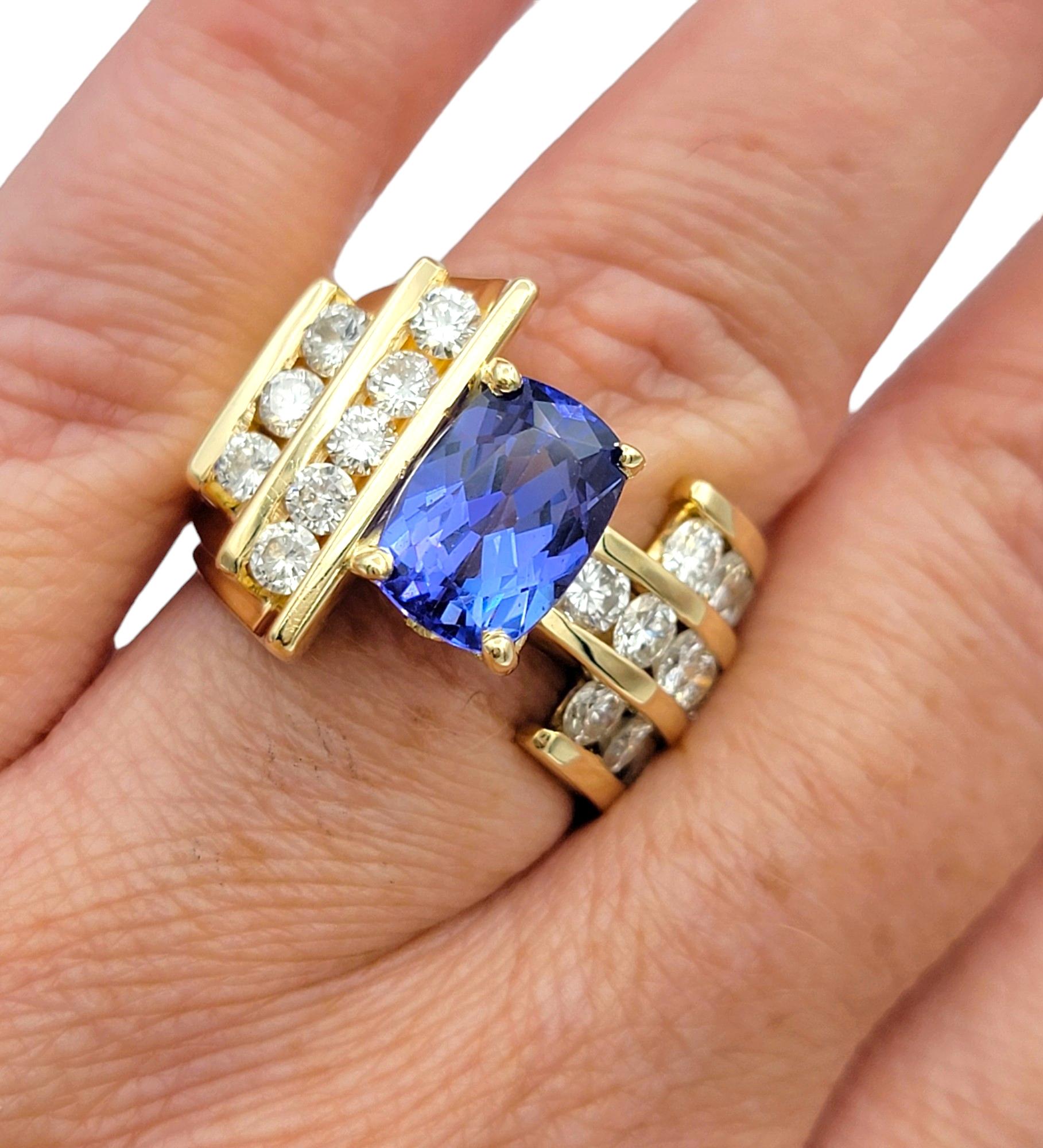 Anello cocktail asimmetrico con tanzanite taglio cuscino e diamante rotondo in oro 14 carati in vendita 5