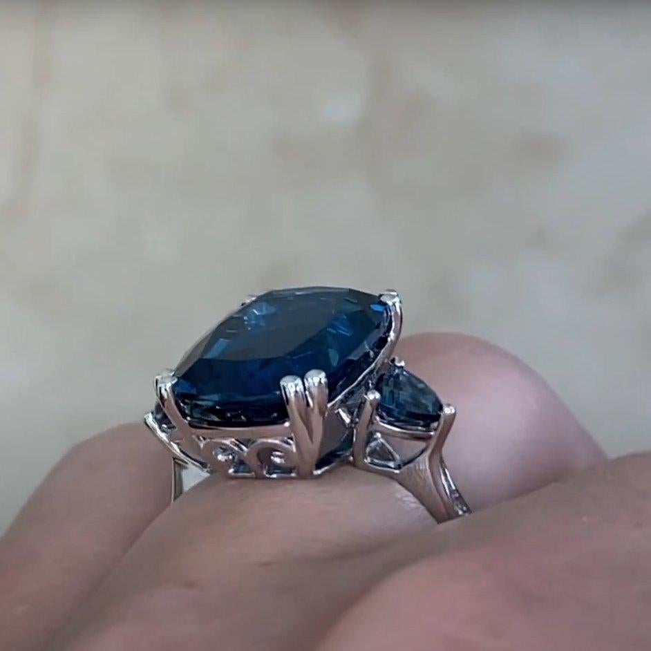Anillo de cóctel de topacio talla cojín (aprox. 9,00 quilates), oro blanco de 14k en Excelente estado para la venta en New York, NY