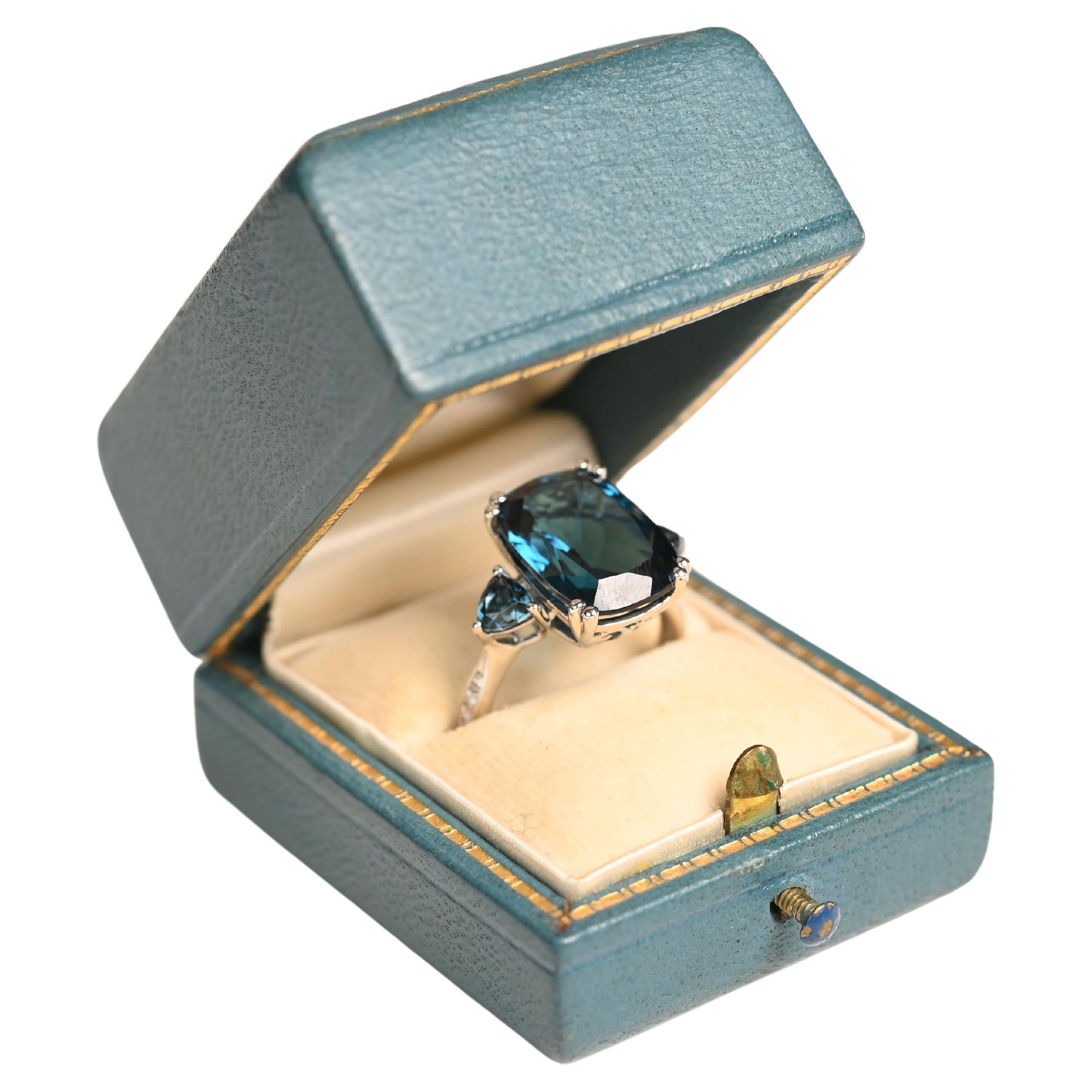 Bague cocktail en or blanc 14 carats avec topaze taille coussin (environ 9,00 carats)