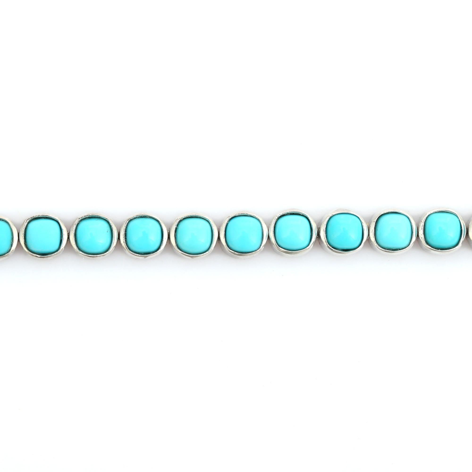 Dieses exquisite Tennisarmband aus 925er Sterlingsilber mit Cushion-Cut-Türkis-Cabochons für Unisex präsentiert eine nahtlose Reihe leuchtender Türkis-Cabochons in einer glatten Lünette. Die ruhigen himmelblauen Farbtöne der Türkissteine bilden
