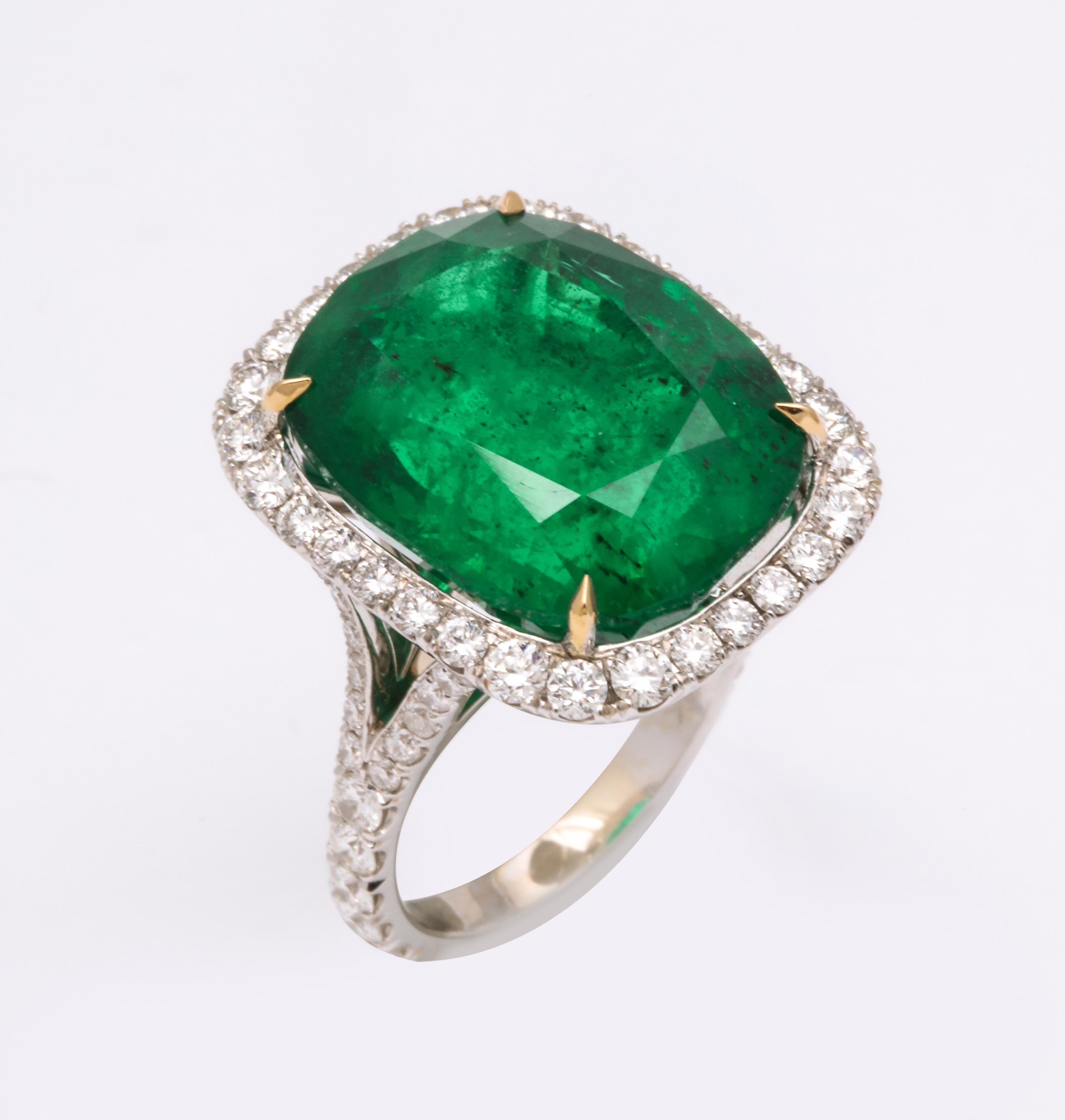 Cushion Cut Vivid Green Emerald and Diamond Ring In New Condition In New York, NY