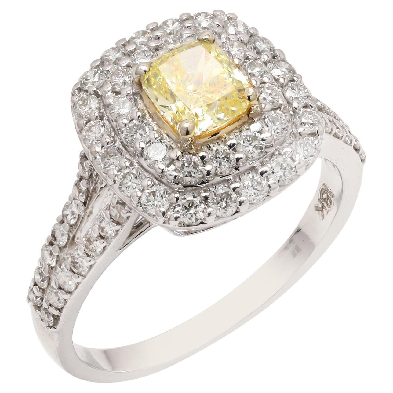 Bague de fiançailles en or 18k avec diamant jaune taillé en coussin et sertissage de diamant en halo