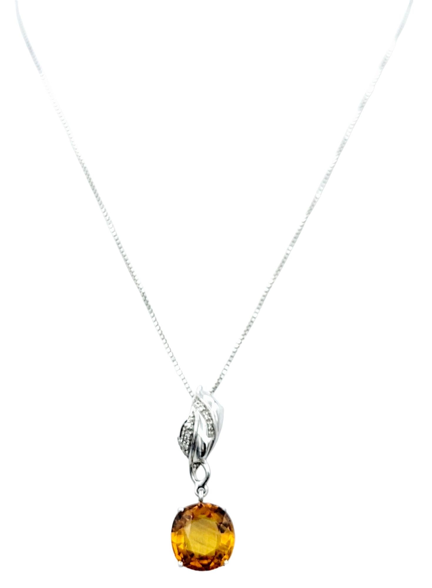 Colgante de zafiro amarillo talla cojín y diamante con diseño de hoja en oro blanco de 18 quilates Contemporáneo en venta