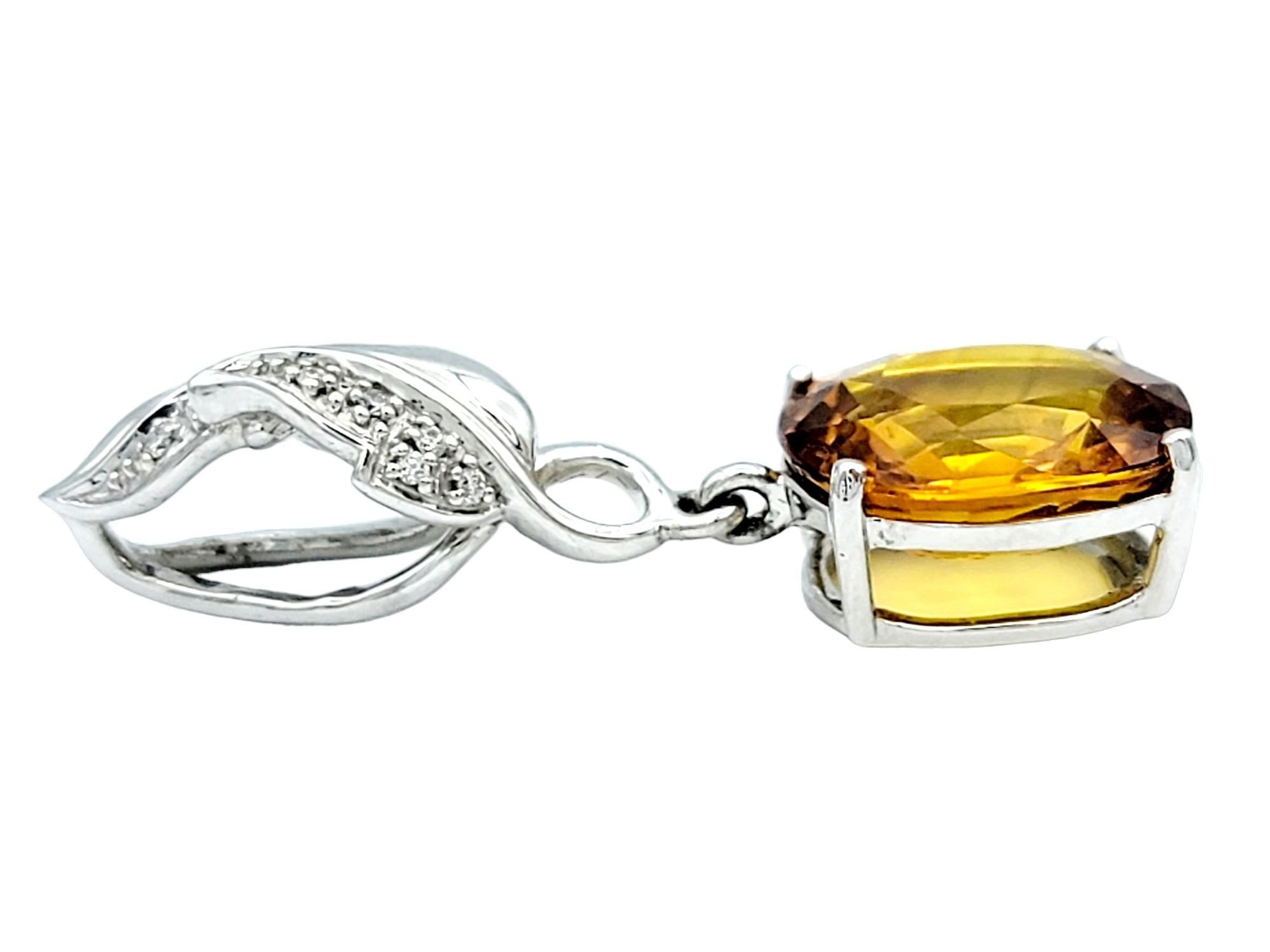 Colgante de zafiro amarillo talla cojín y diamante con diseño de hoja en oro blanco de 18 quilates en Bueno estado para la venta en Scottsdale, AZ