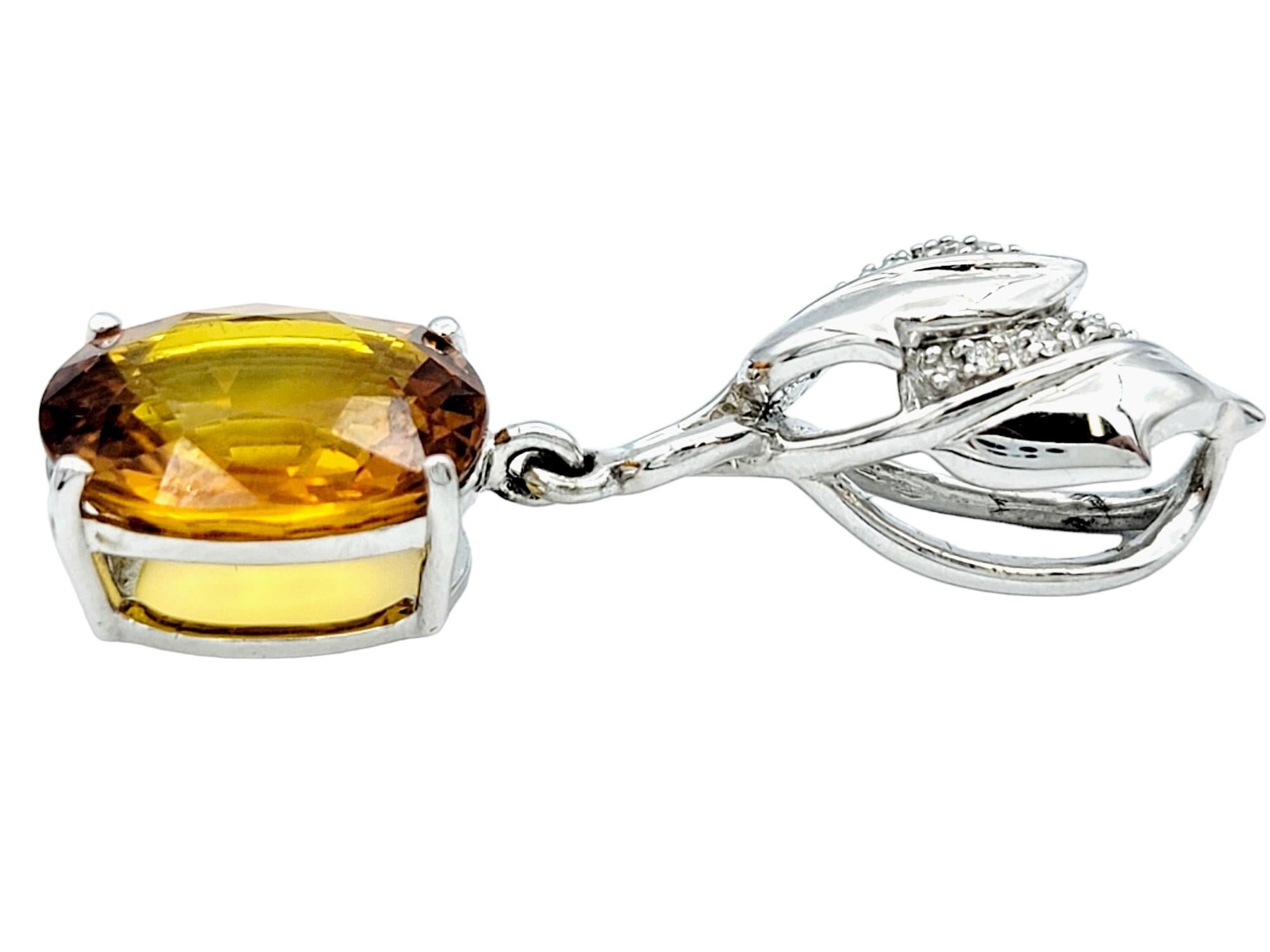 Femenino o masculino Colgante de zafiro amarillo talla cojín y diamante con diseño de hoja en oro blanco de 18 quilates en venta