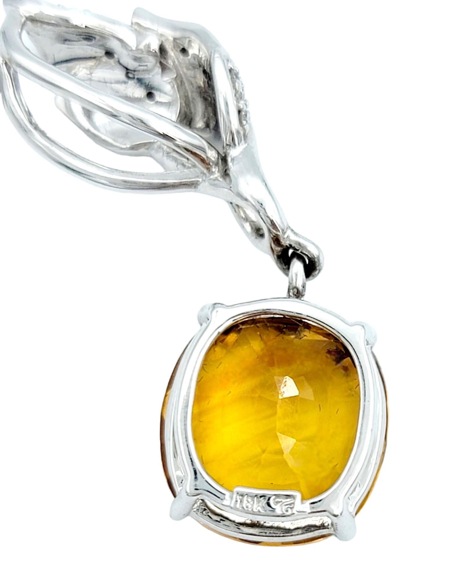 Colgante de zafiro amarillo talla cojín y diamante con diseño de hoja en oro blanco de 18 quilates en venta 1
