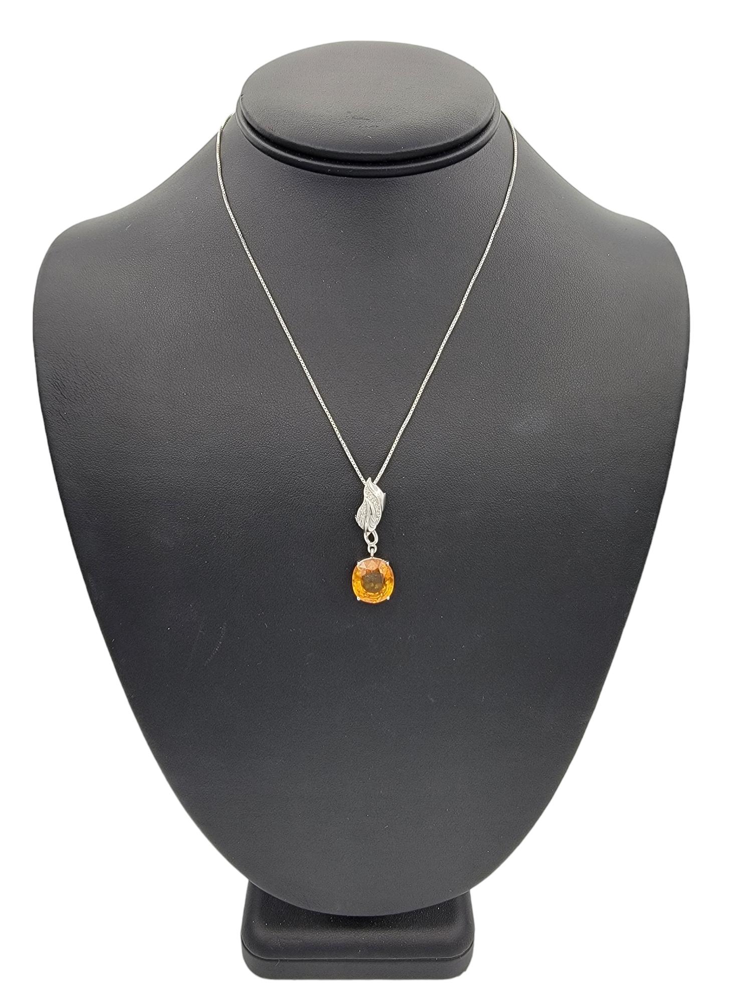 Colgante de zafiro amarillo talla cojín y diamante con diseño de hoja en oro blanco de 18 quilates en venta 3