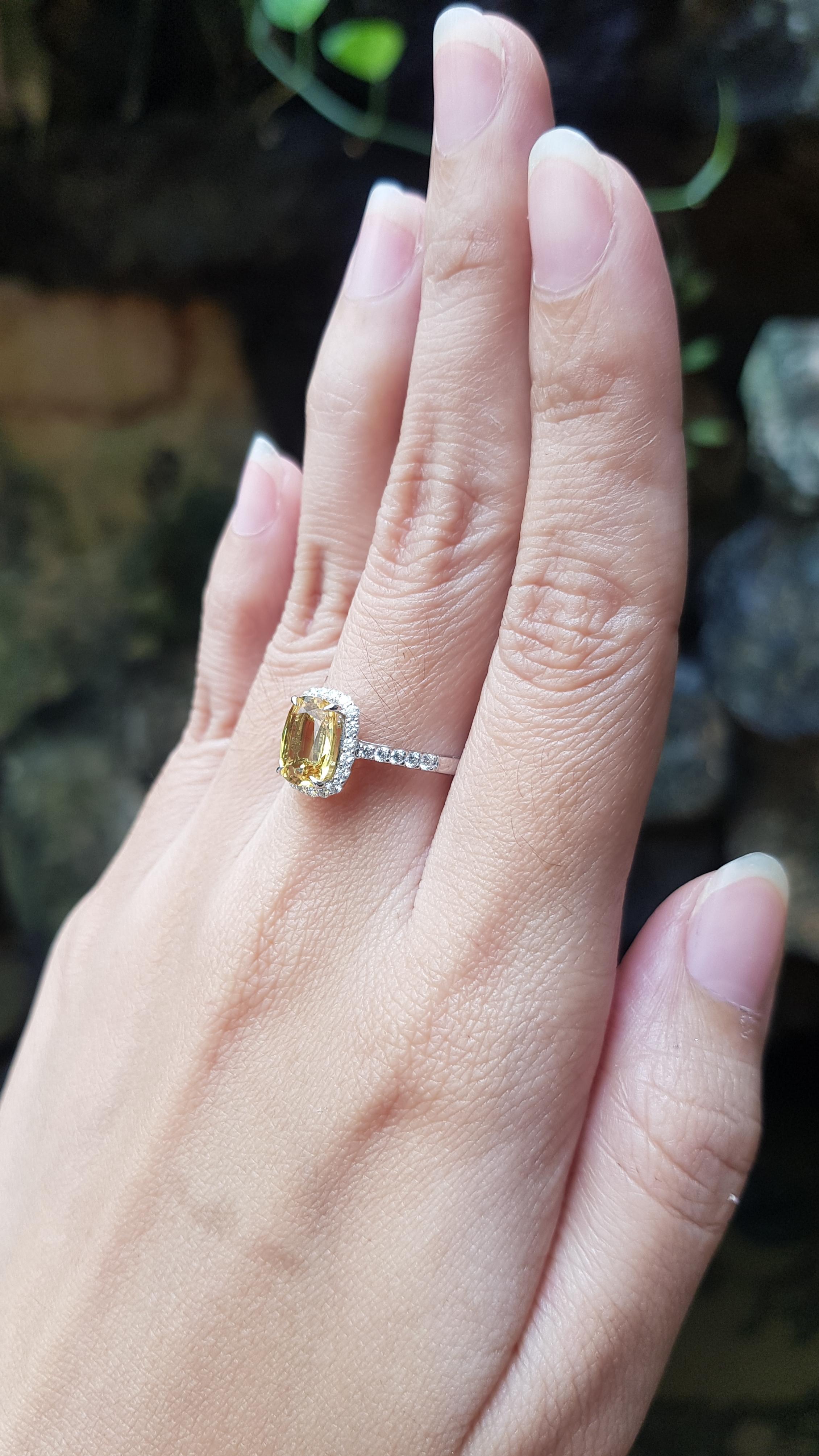 Contemporain Bague en or blanc 18 carats avec saphir jaune taille coussin et halo de diamants en vente