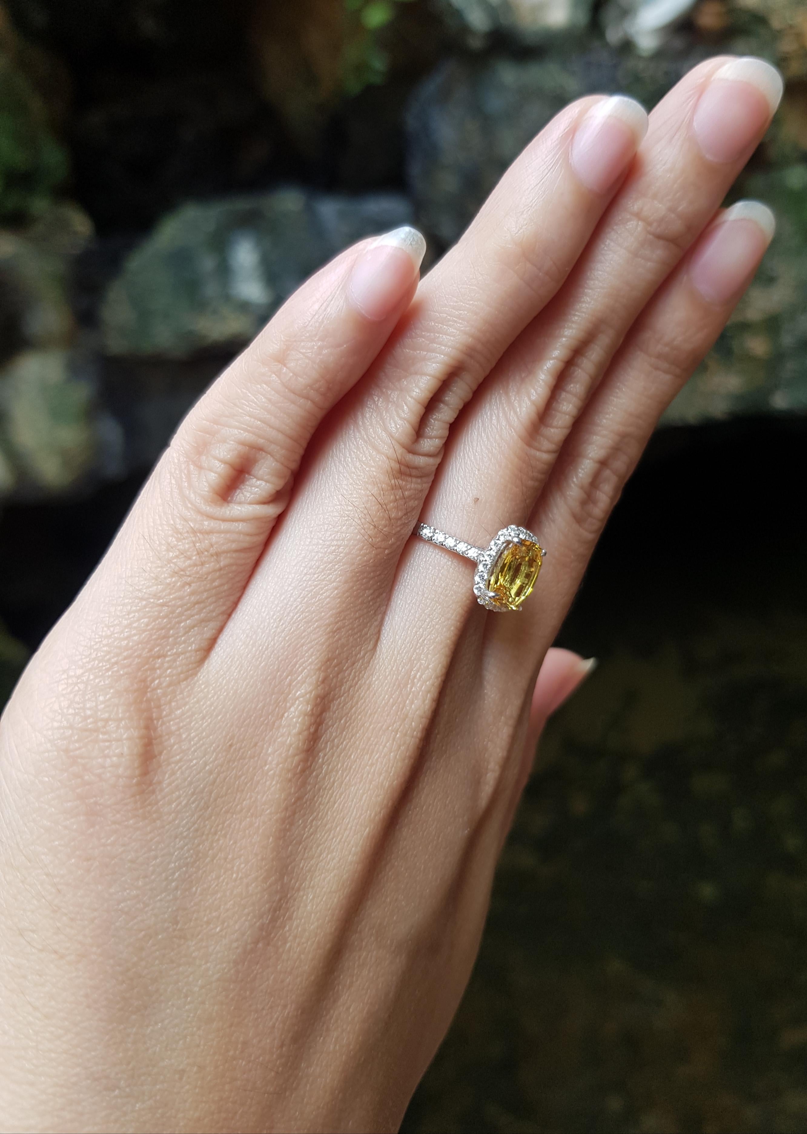 Taille mixte Bague en or blanc 18 carats avec saphir jaune taille coussin et halo de diamants en vente