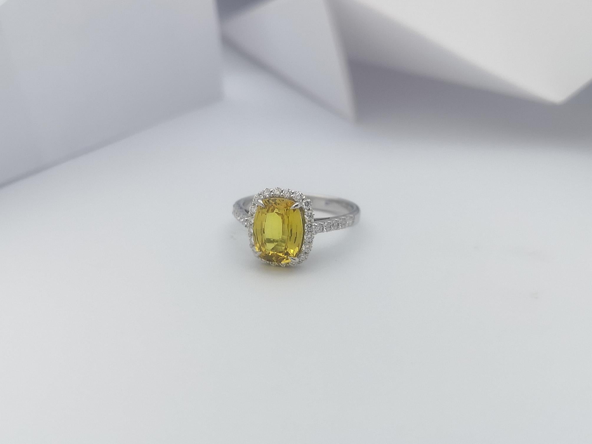 Bague en or blanc 18 carats avec saphir jaune taille coussin et halo de diamants en vente 1