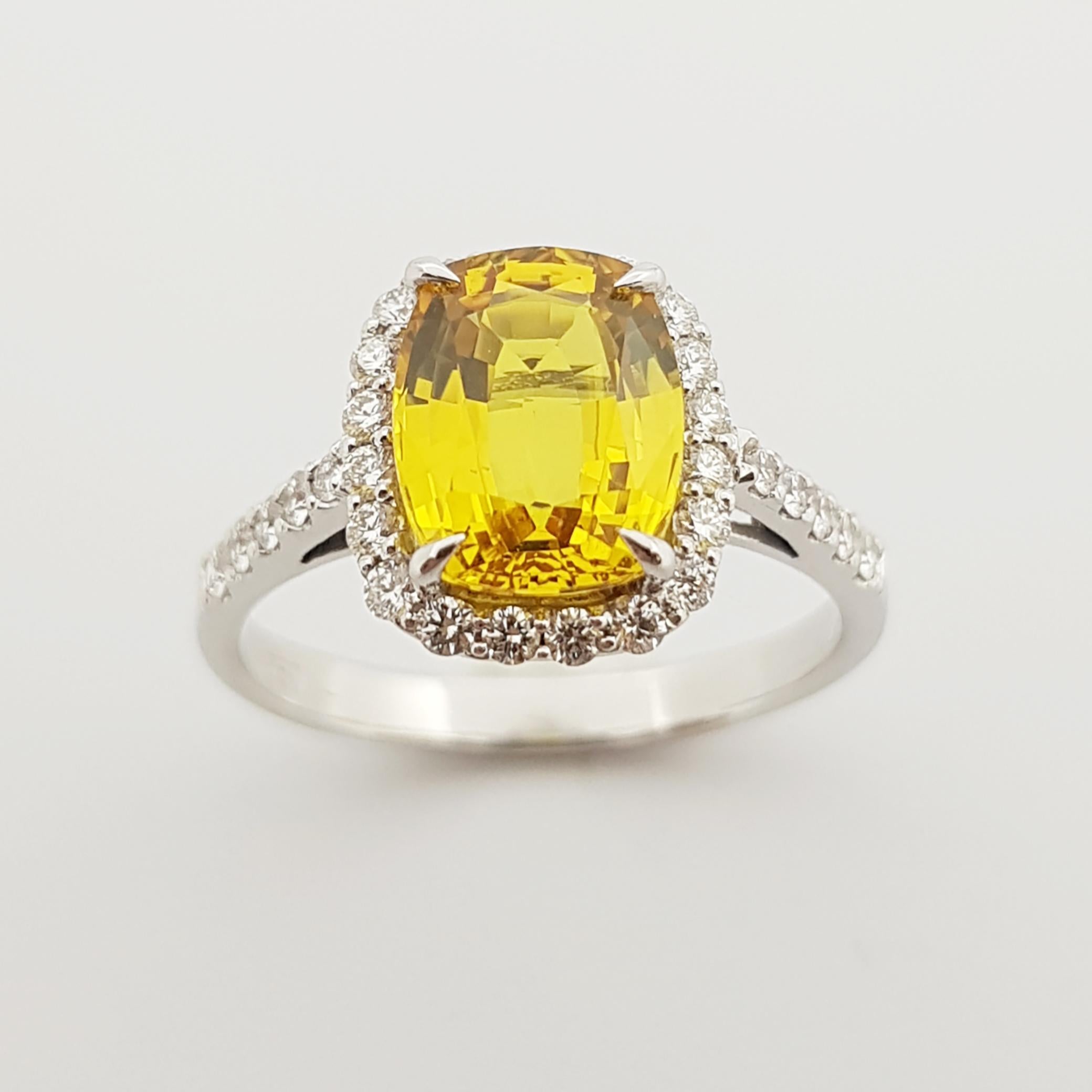 Cushion Cut Yellow Sapphire with Diamond Halo Ring Set in 18 Karat White Gold In New Condition For Sale In Bangkok, TH