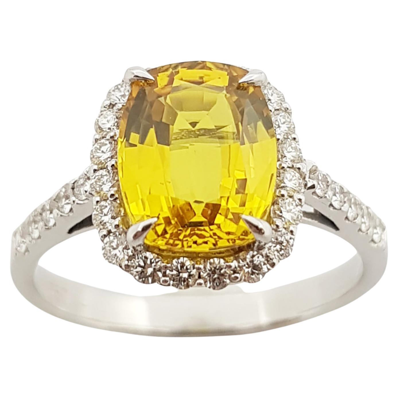 Bague en or blanc 18 carats avec saphir jaune taille coussin et halo de diamants en vente