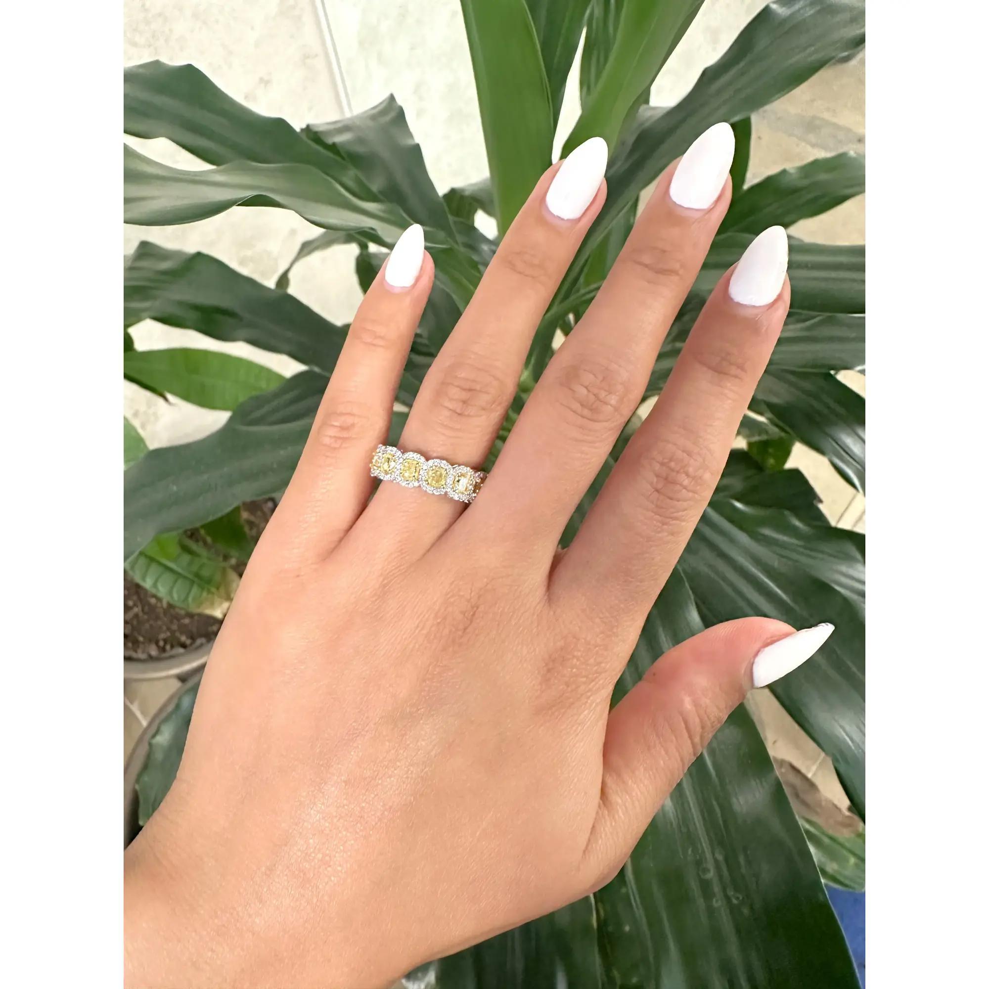 Anillo de media alianza con diamantes amarillos y blancos talla cojín Oro blanco de 14 quilates 2,43 qt en Nuevo estado para la venta en New York, NY