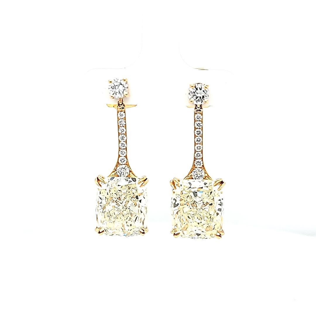 Orecchini a goccia con diamanti a cuscino. I due diamanti a cuscino pesano 8,50 e 8,82 carati ciascuno. Gli orecchini contengono altri 0,95 carati di diamanti rotondi. Oro giallo placcato 18k su platino