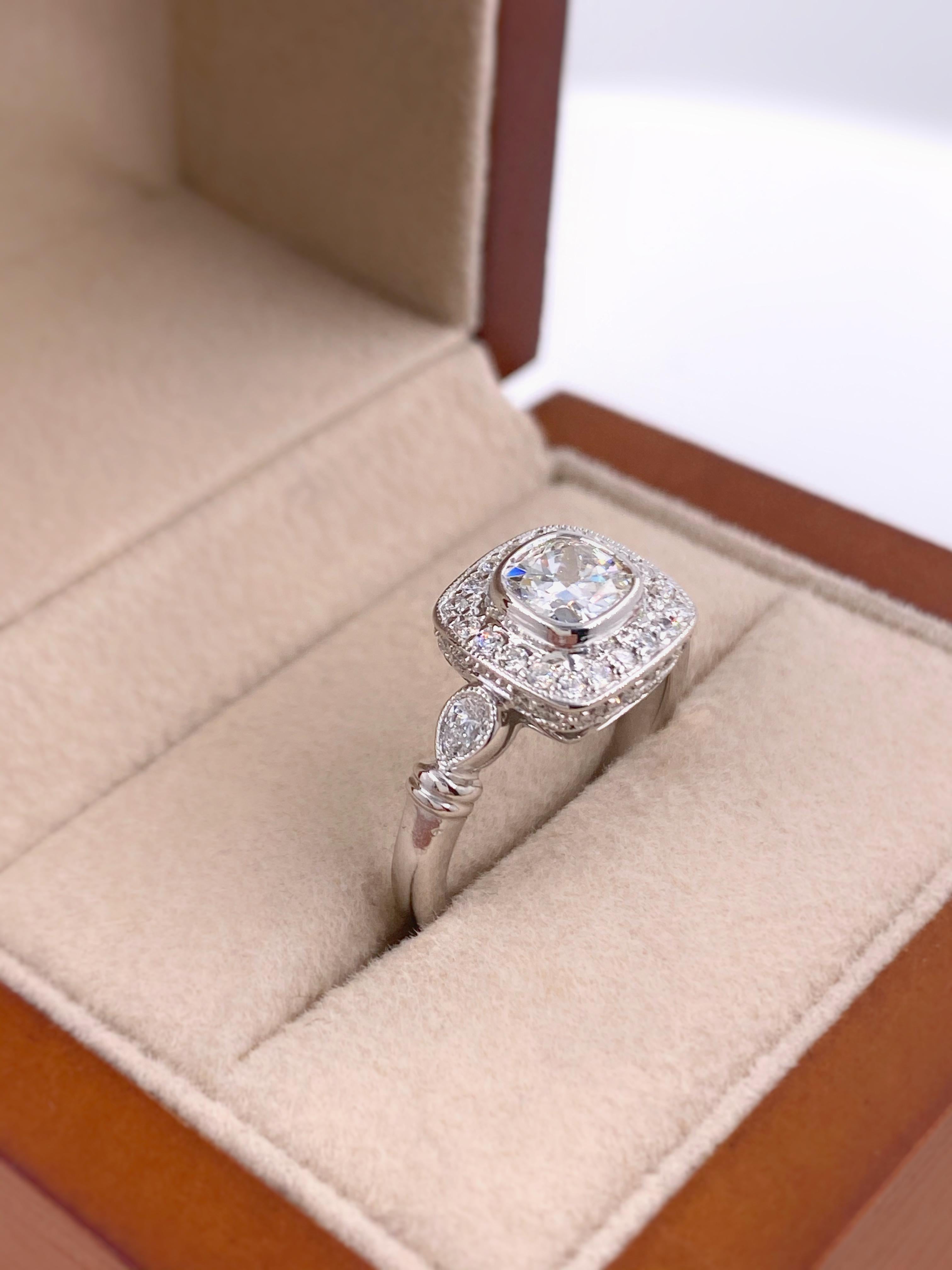 Bague de fiançailles en or blanc 18 carats avec diamant coussin de 1,20 carat en vente 1
