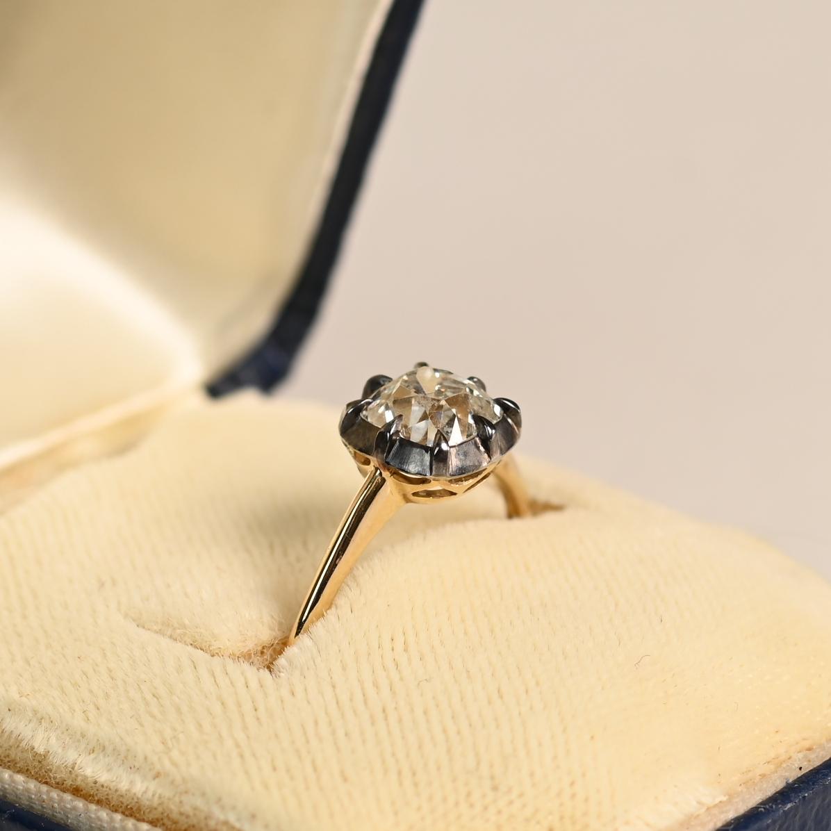 Cette exquise bague solitaire met en valeur un superbe diamant de taille coussin d'environ 1,30 carat, certifié par le GIA pour sa couleur J et sa pureté VS1. Le diamant est élégamment fixé par huit griffes, permettant à un maximum de lumière de
