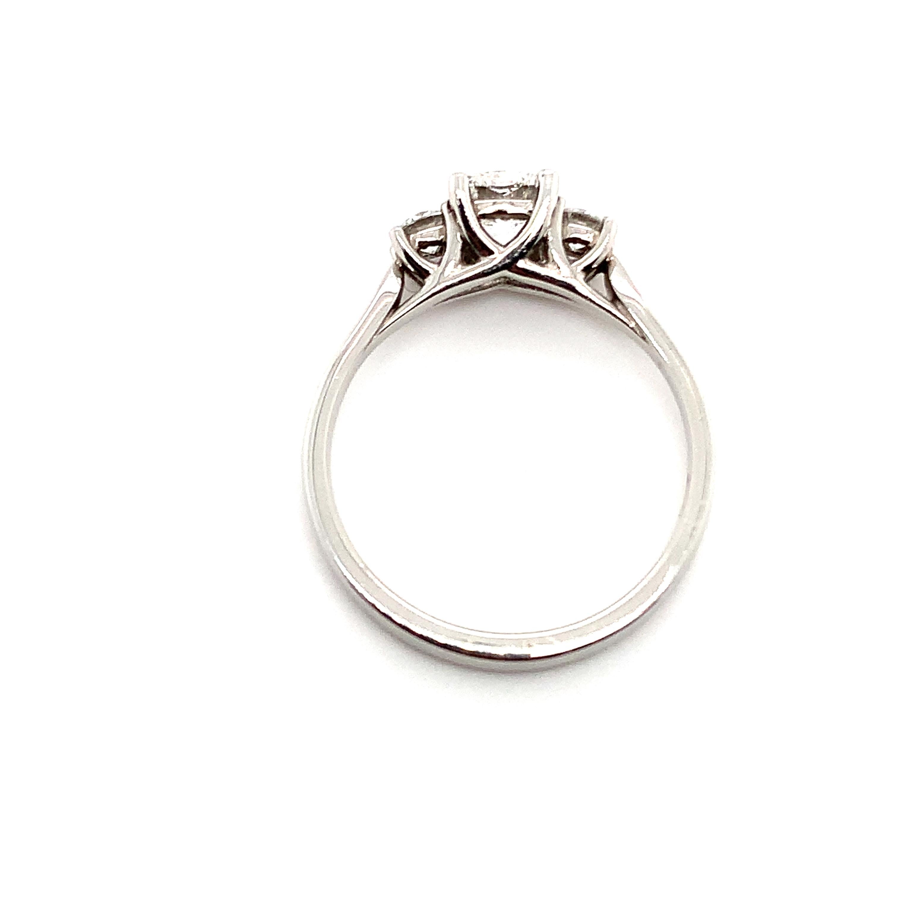 Cushion diamond GIA trilogy three stone engagement ring platinum In New Condition For Sale In London, GB