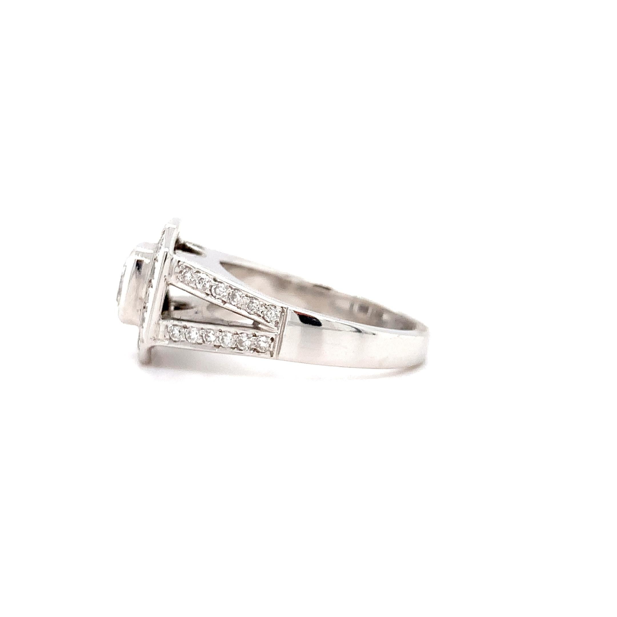 Cushion diamond halo engagement ring 18k white gold In New Condition For Sale In London, GB