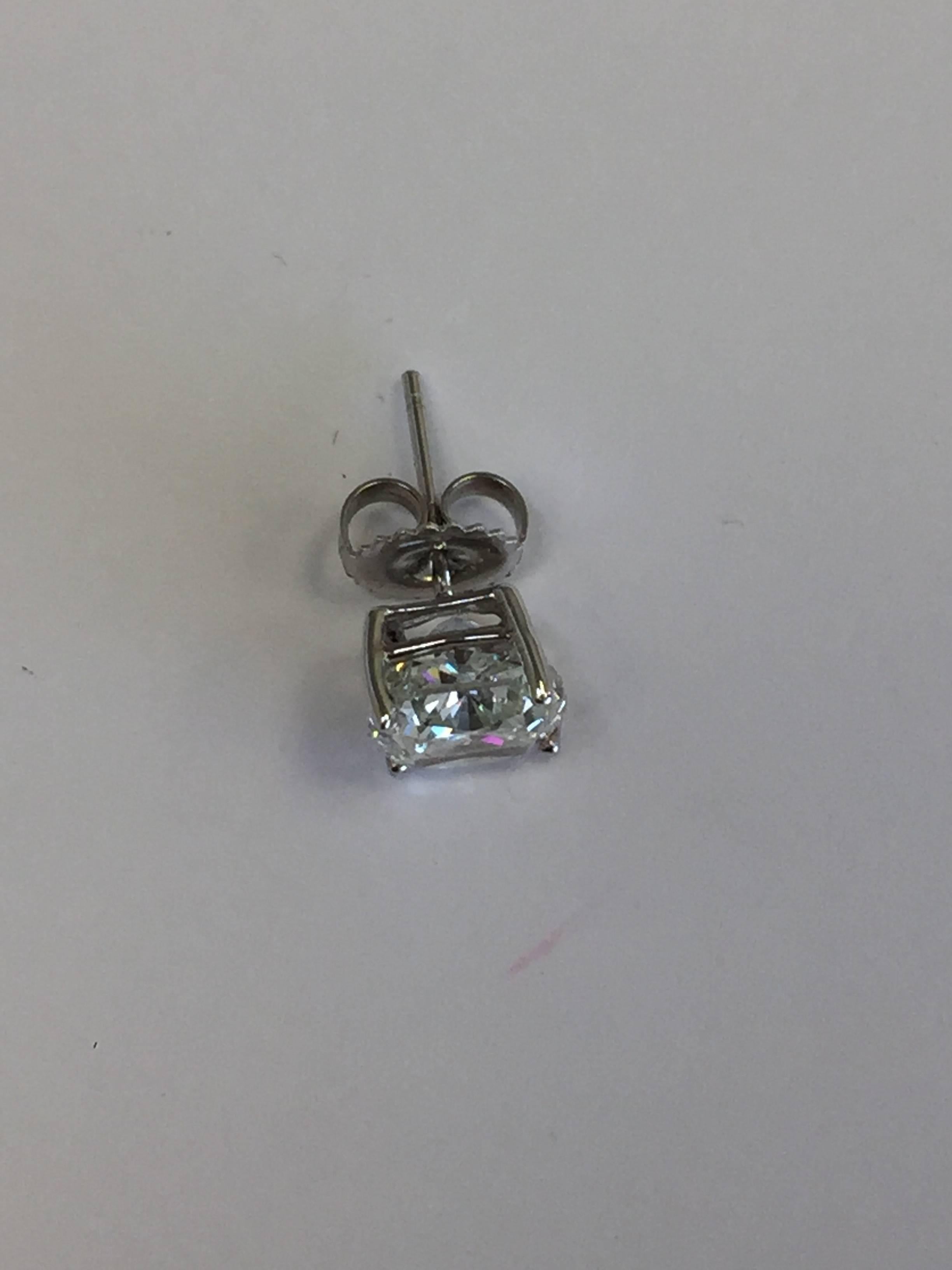 Cushion Diamond Studs in 18 Karat White Gold In New Condition In Los Angeles, CA