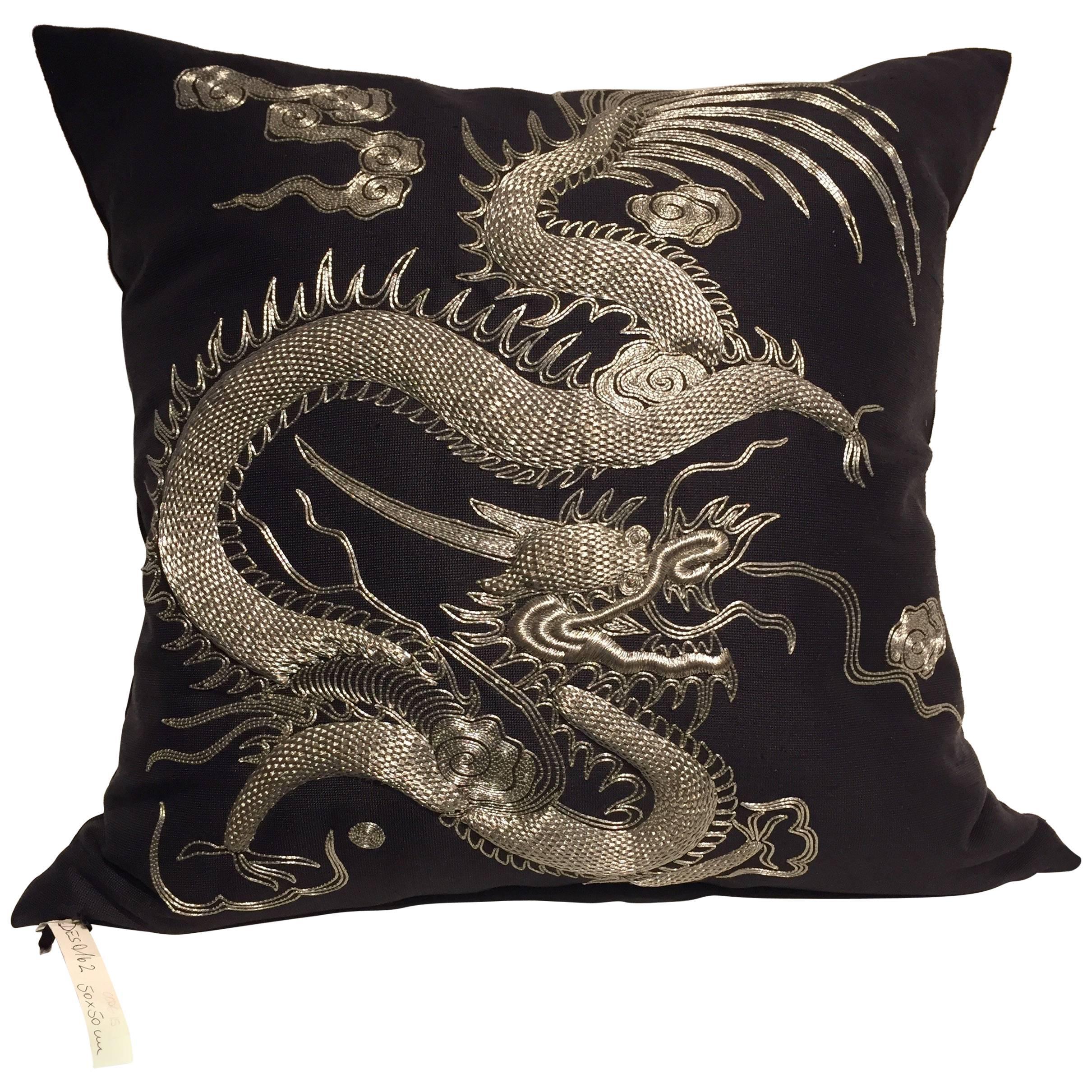 Coussin dragon brodé à la main en fil d'argent sur soie tissée à la main noire  en vente