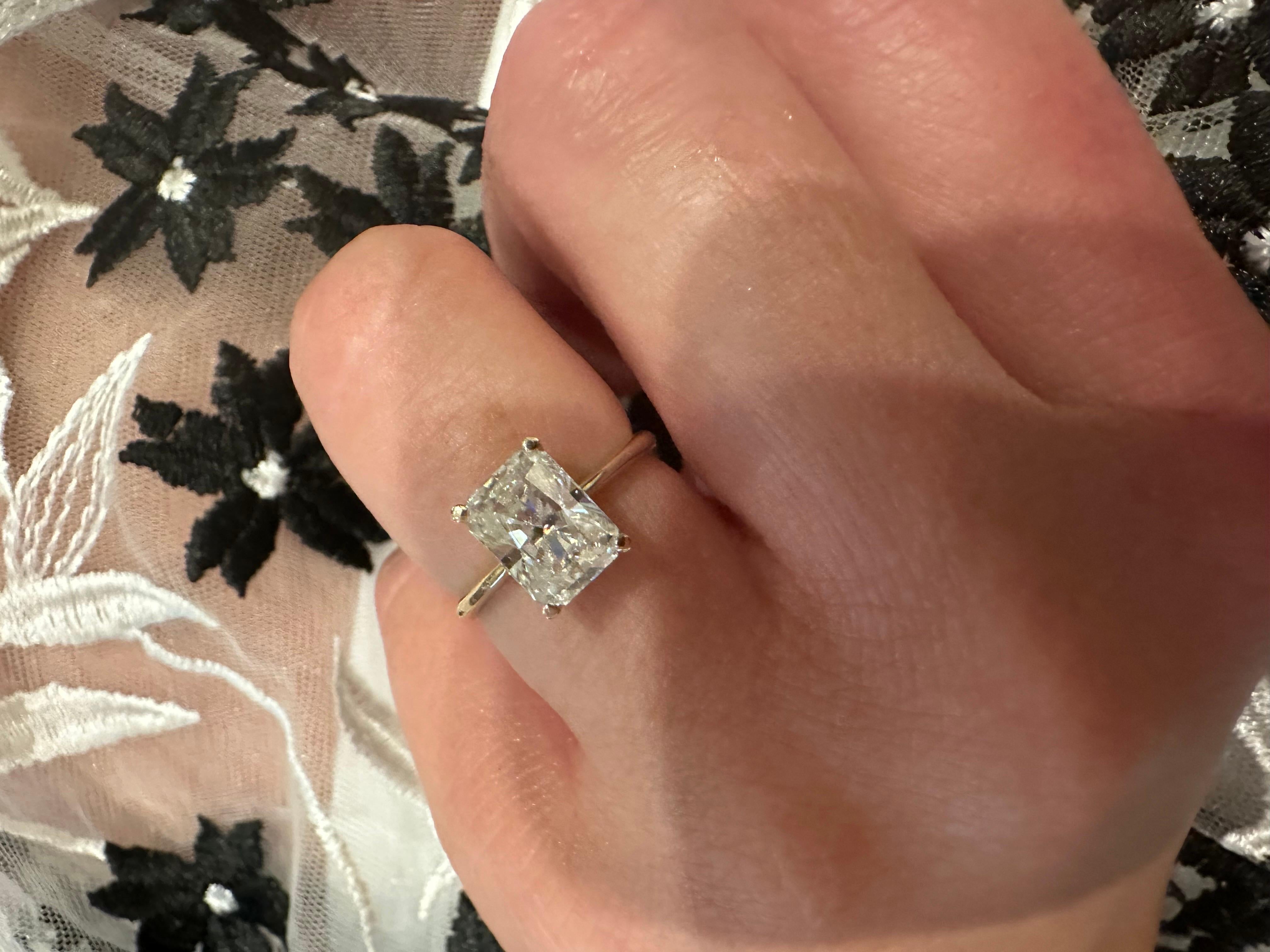 Stunning cushion rectangular moissanite (certified with clarity VVS and color F)
The ring is made in 18KT yellow gold, it is a size 6 and can be re-sized. 
Please note the handling time is 8 days before we ship the ring and get a certificate of