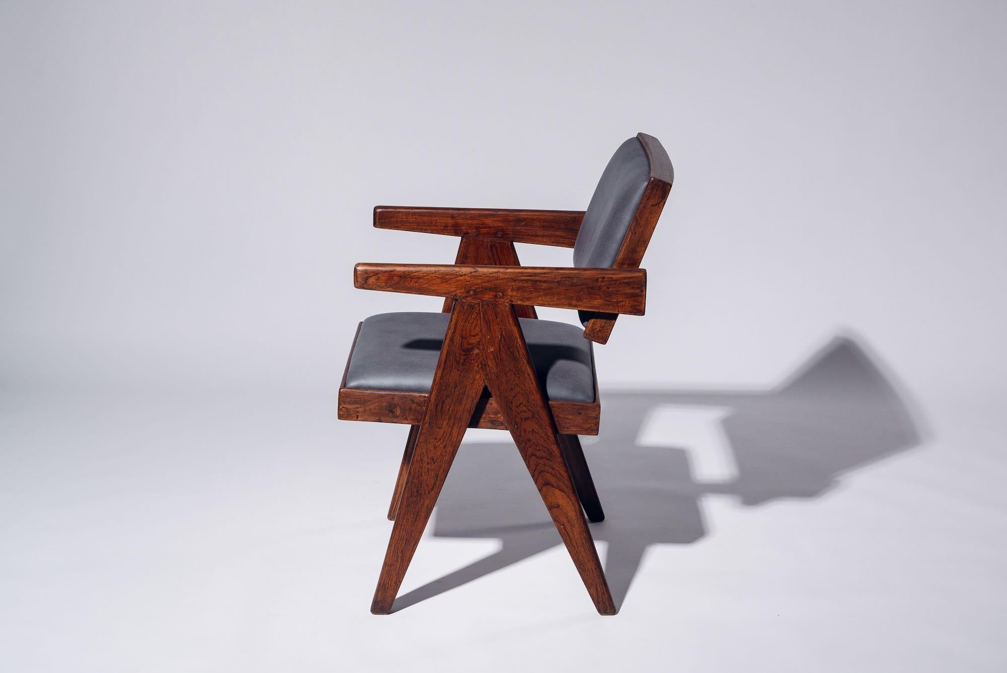 Mid-Century moderno Cushion Floating Back Chair by Pierre Jeanneret for Chandigarh, Circa 1955-56 in vendita