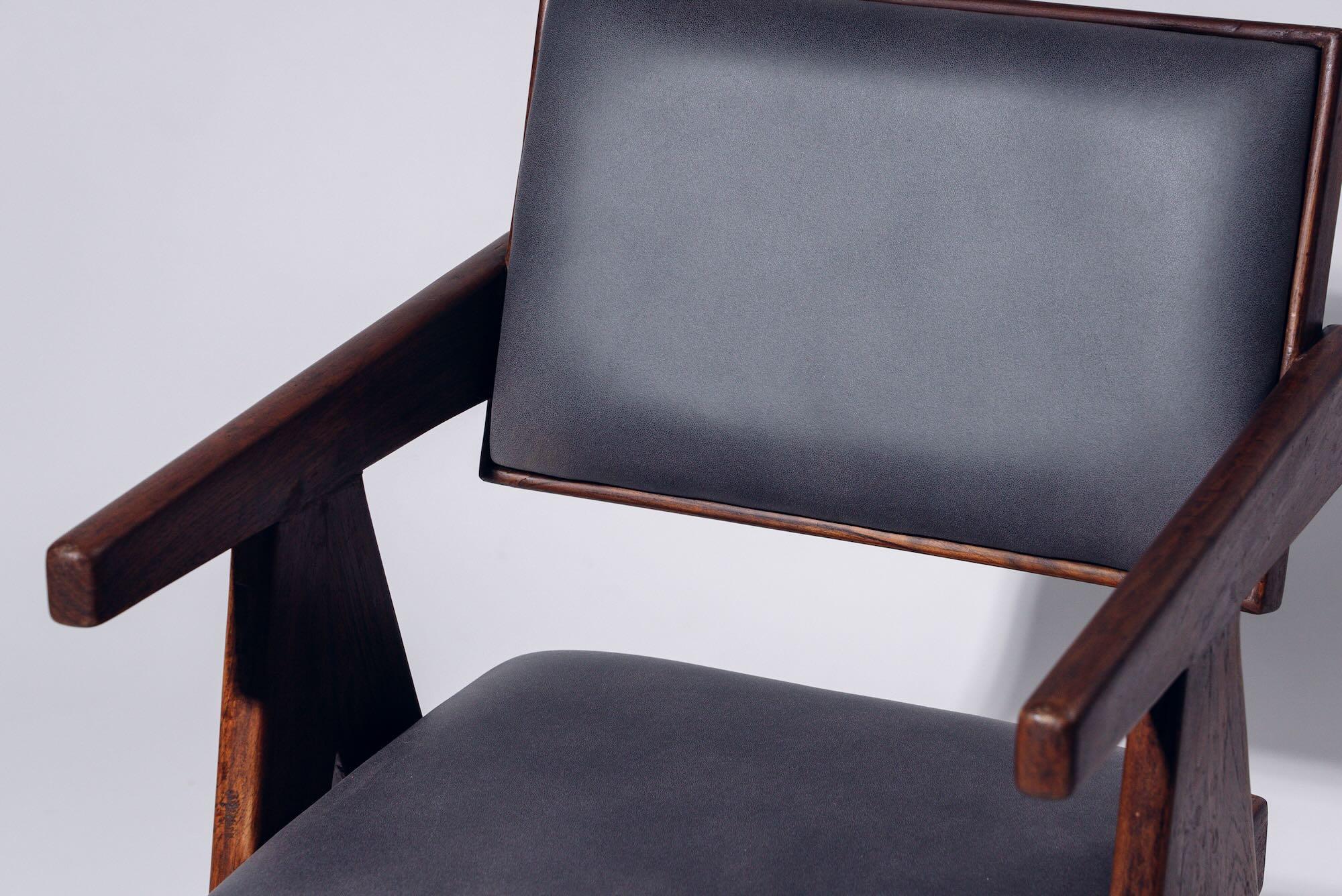 Cushion Floating Back Chair by Pierre Jeanneret for Chandigarh, Circa 1955-56 in vendita 1