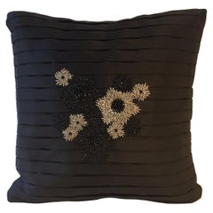 Coussin brodé à la main de fleurs sur soie noire plissée