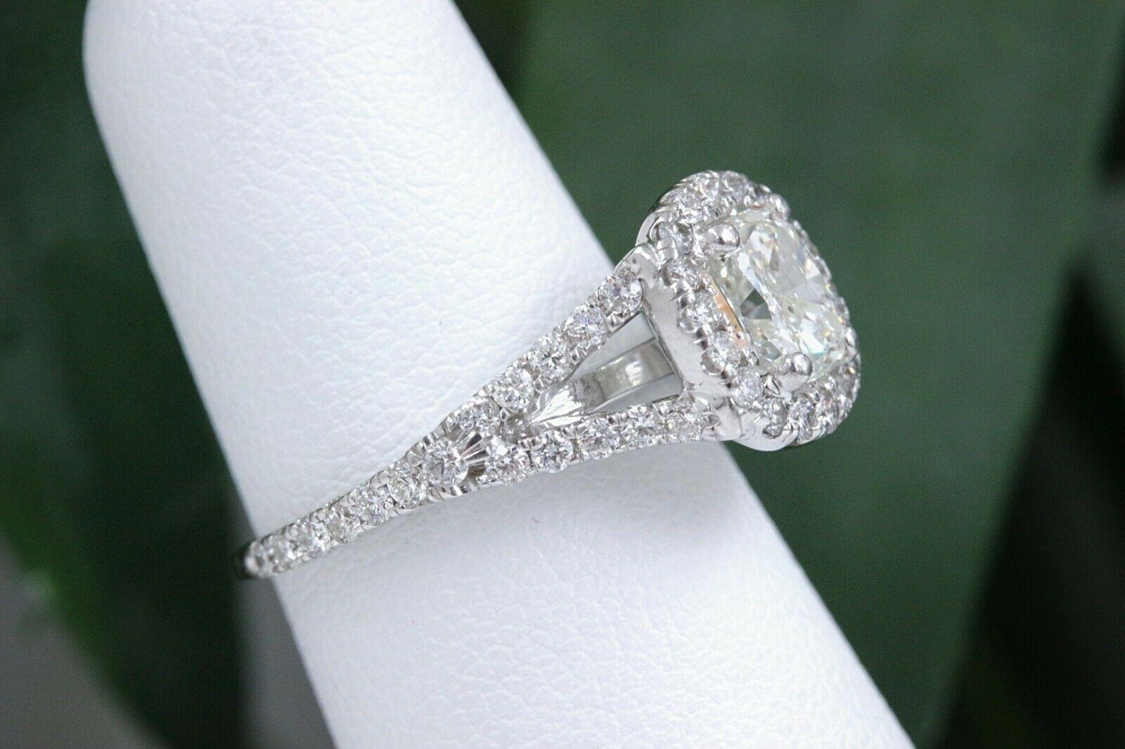 Bague de fiançailles halo de diamants coussin de 1,55 carat en or blanc 14 carats en vente 7
