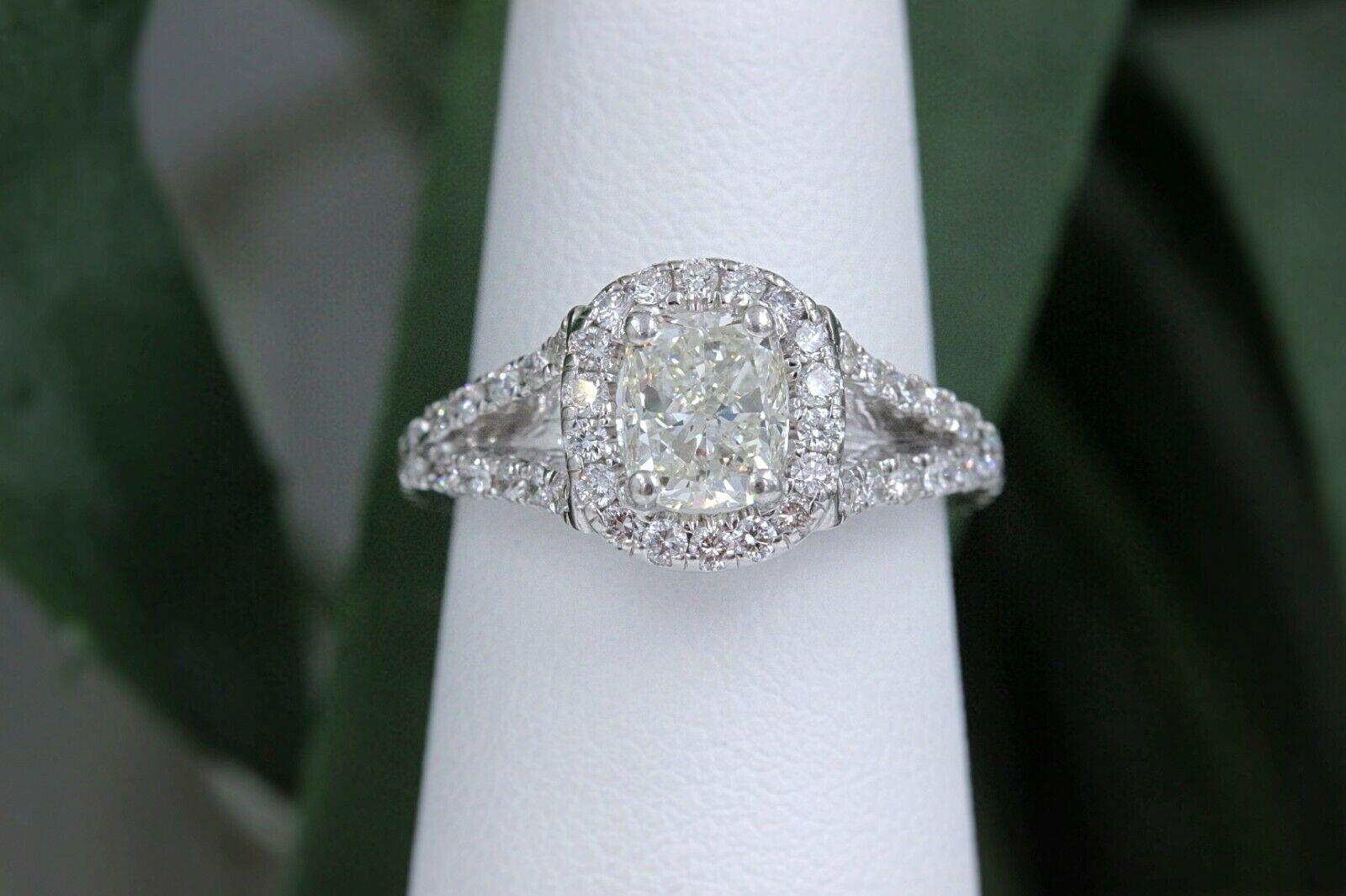 Bague de fiançailles halo de diamants coussin de 1,55 carat en or blanc 14 carats Neuf - En vente à San Diego, CA