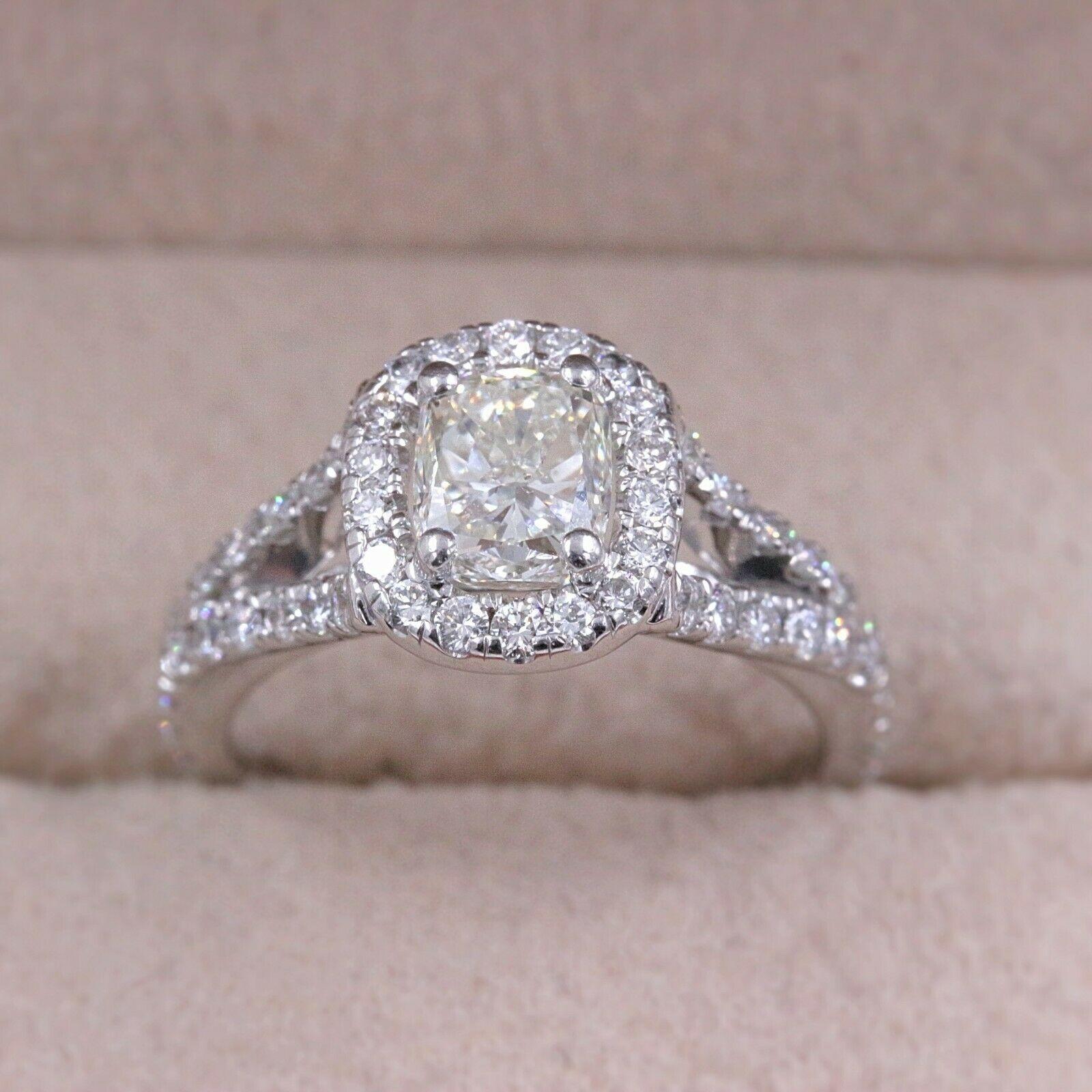 Bague de fiançailles halo de diamants coussin de 1,55 carat en or blanc 14 carats en vente 1