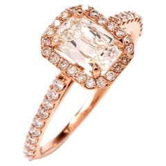 Bague de fiançailles en or rose avec halo en forme de coussin et diamant GIA