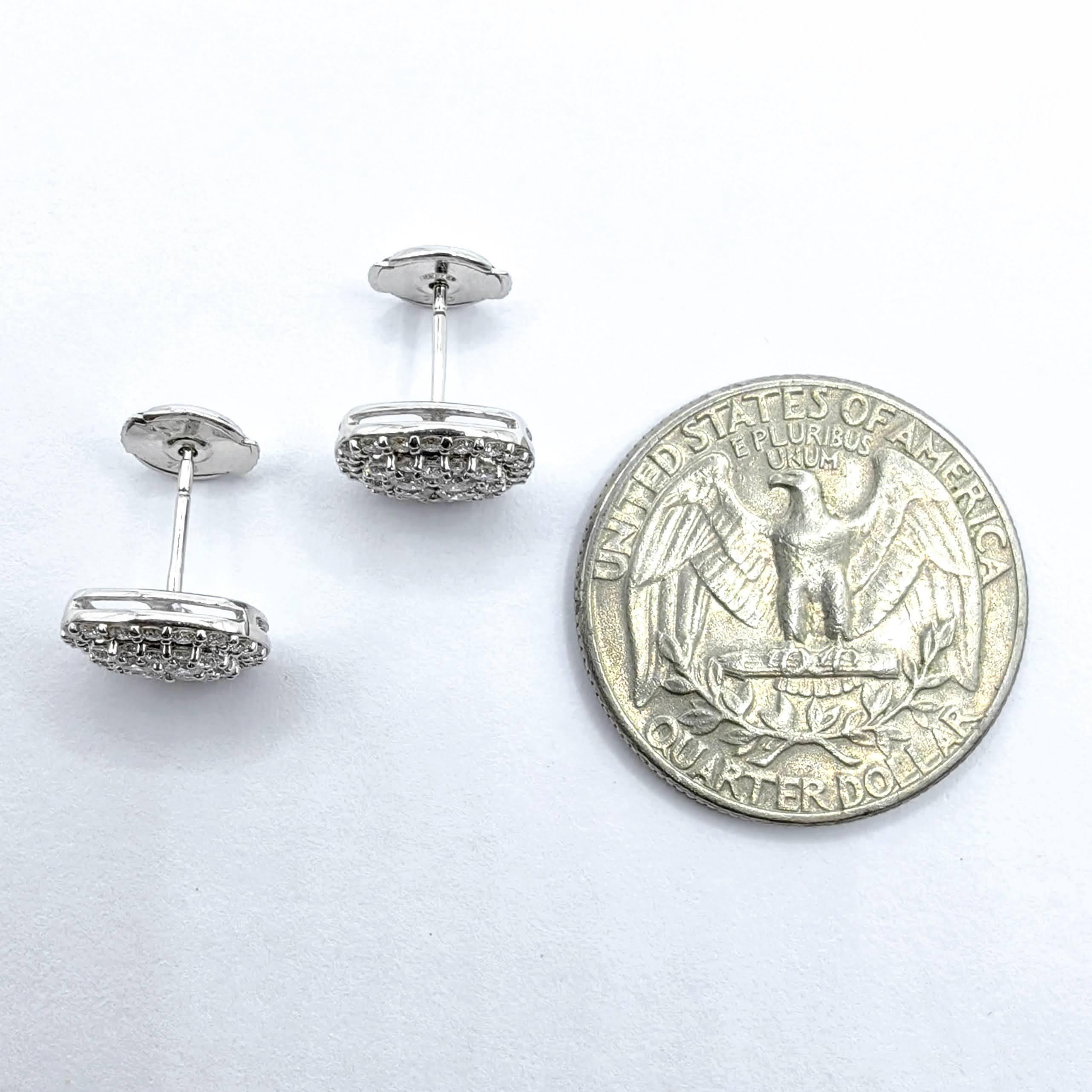10nmm Cushion Illusion Round Diamond Cluster Ohrstecker aus 18K Weißgold im Angebot 5