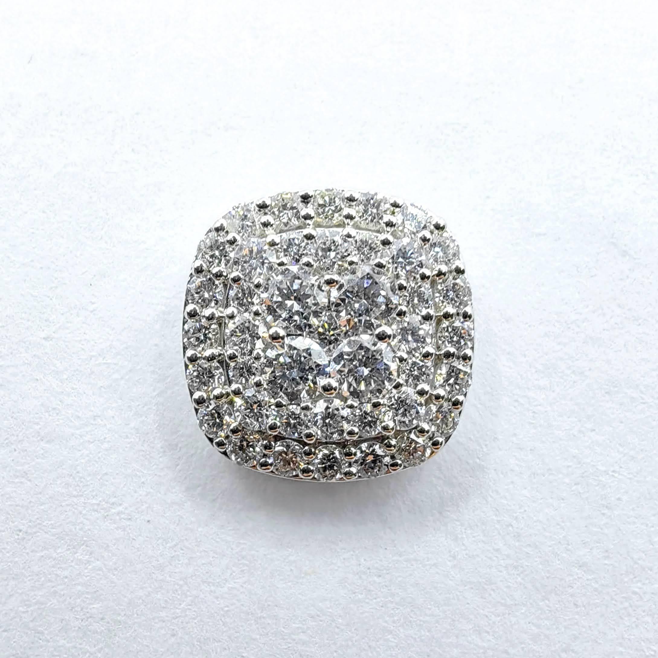 10nmm Cushion Illusion Round Diamond Cluster Ohrstecker aus 18K Weißgold im Angebot 9