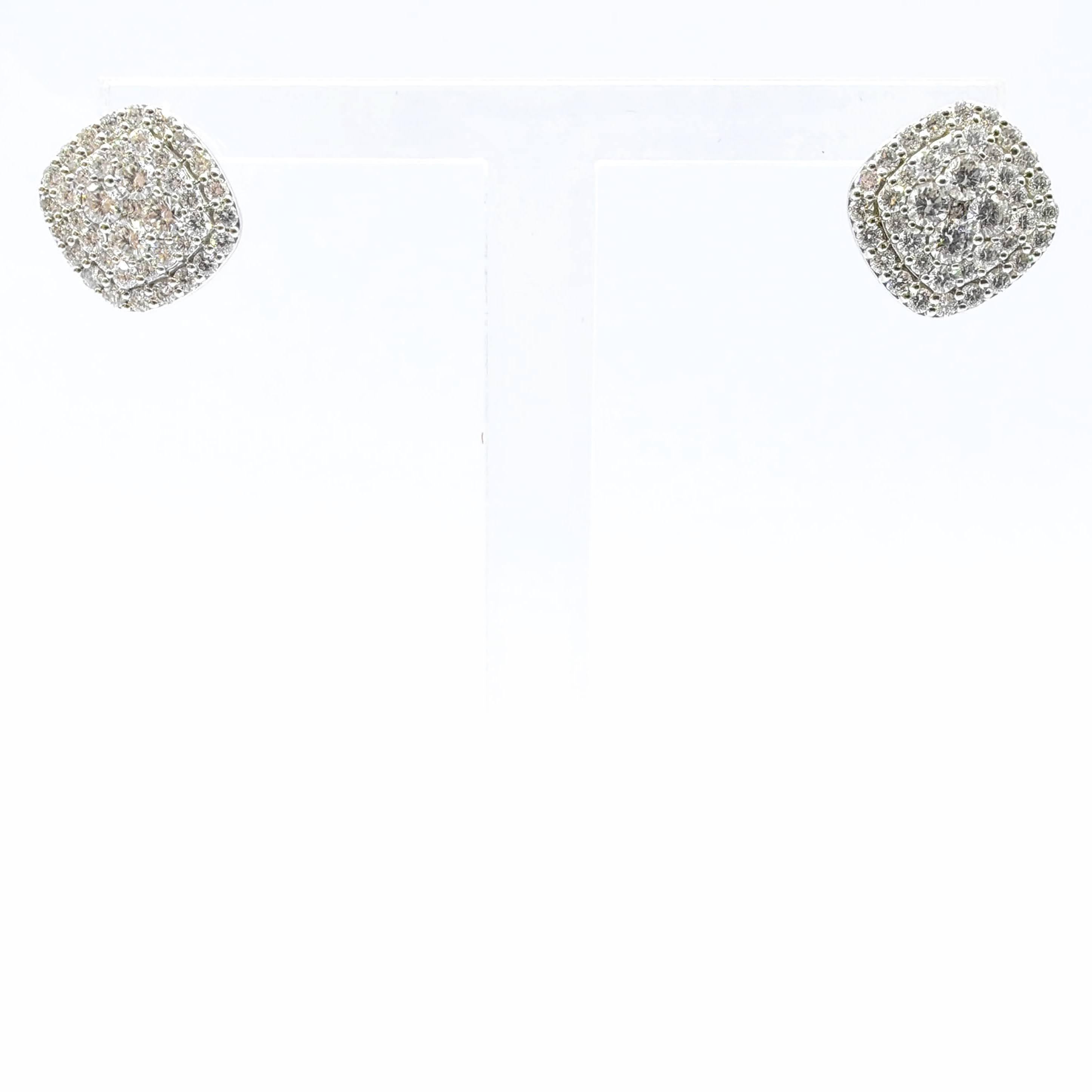 Zeitloses Funkeln trifft auf alltägliche Eleganz in diesen Cushion Illusion Round Cut Diamond Stud Earrings, die aus leuchtendem 18 Karat Weißgold gefertigt sind. Mit einer Größe von ca. 10 mm × 10 mm ist jeder Ohrring mit einem komplizierten