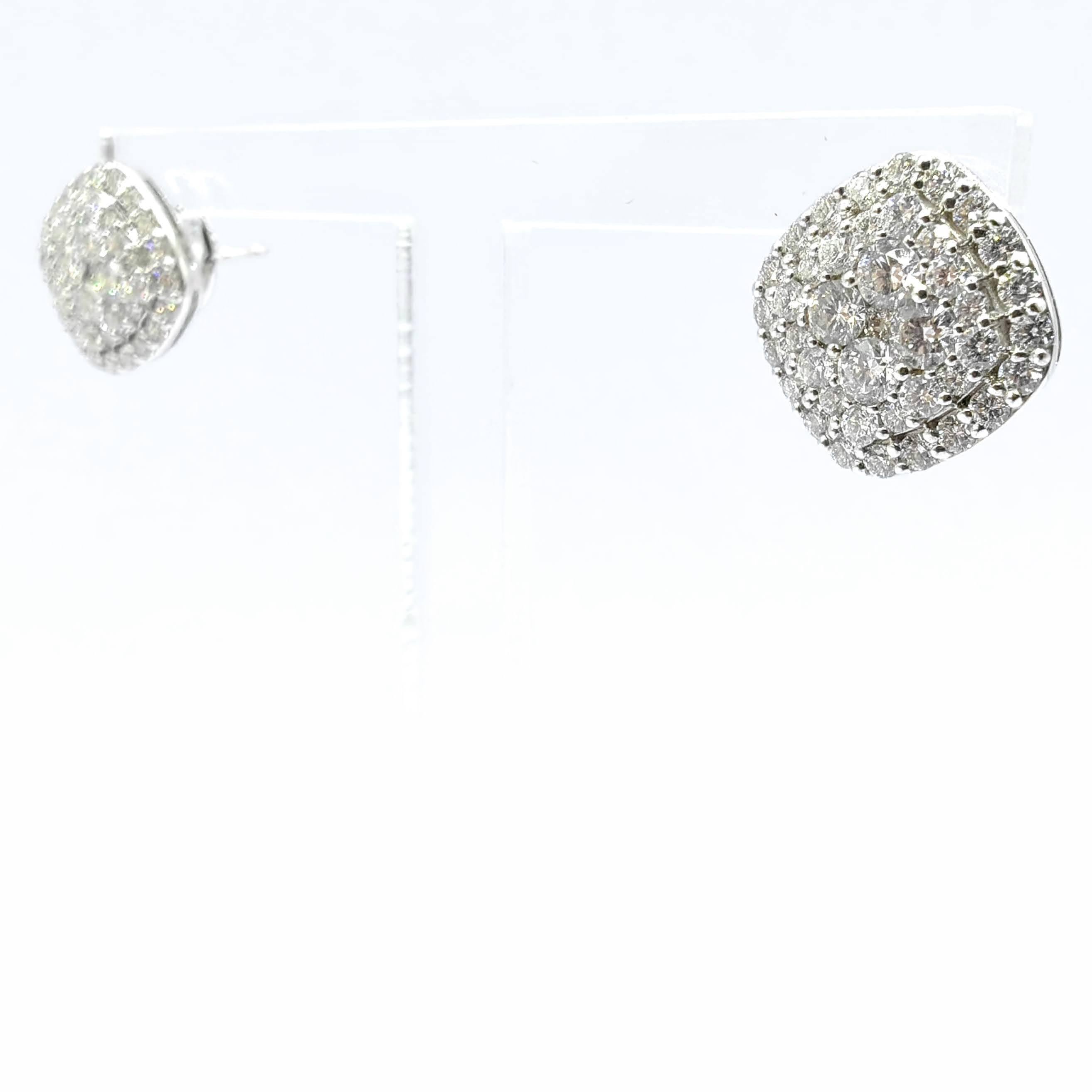 10nmm Cushion Illusion Round Diamond Cluster Ohrstecker aus 18K Weißgold (Zeitgenössisch) im Angebot