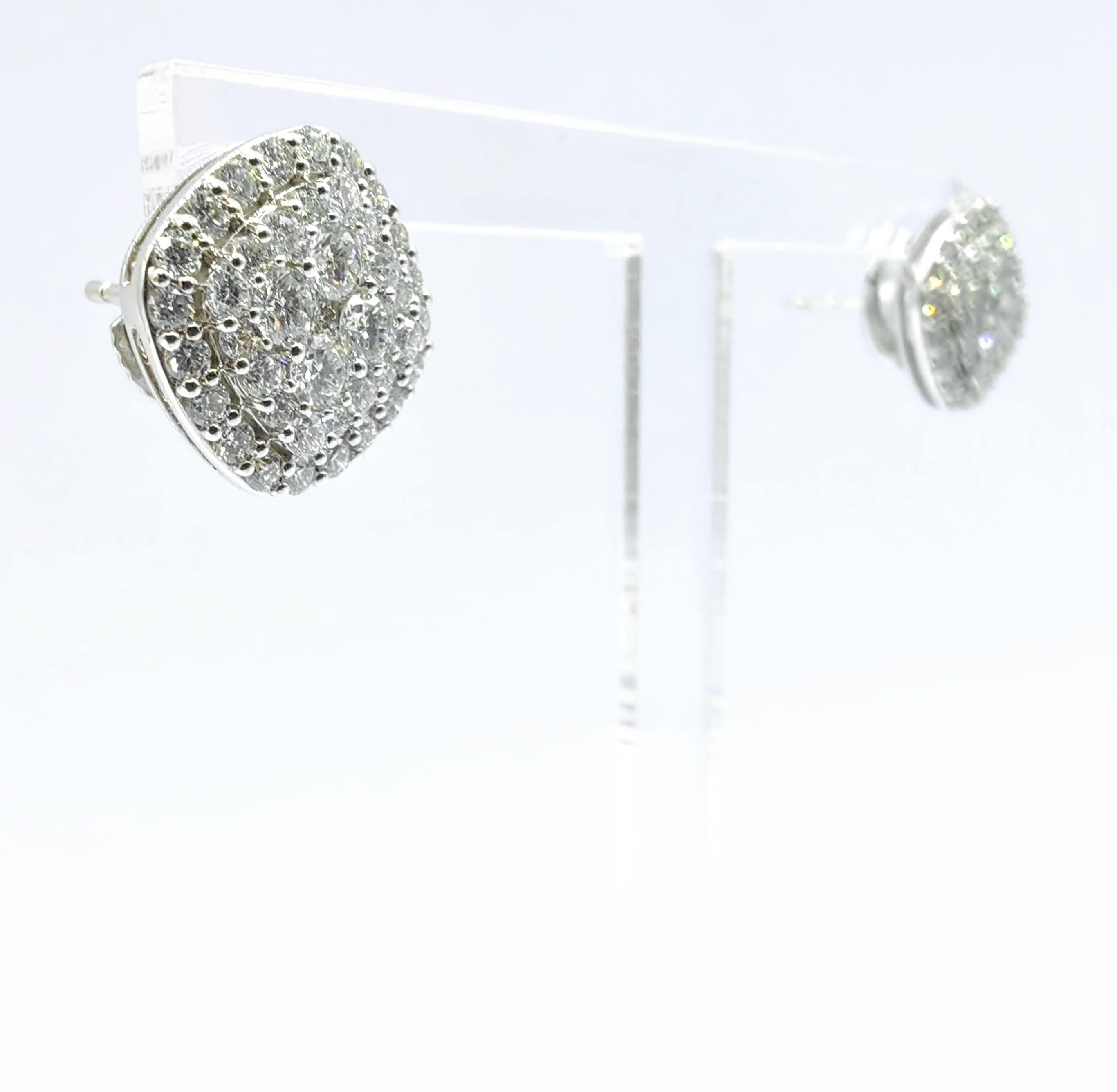10nmm Cushion Illusion Round Diamond Cluster Ohrstecker aus 18K Weißgold (Rundschliff) im Angebot