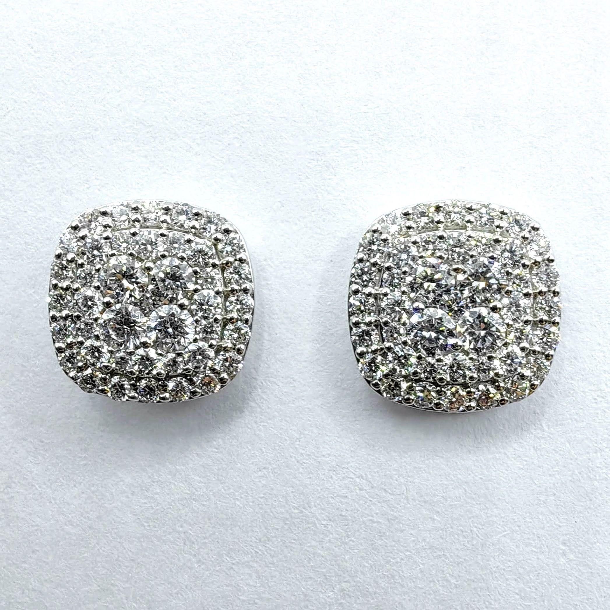 10nmm Cushion Illusion Round Diamond Cluster Ohrstecker aus 18K Weißgold im Angebot 2