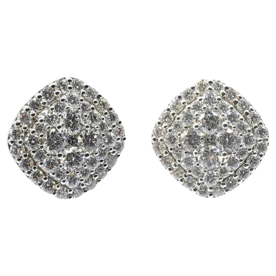 Pendientes de oro blanco de 18 quilates con racimo de diamantes redondos en ilusión de cojín de 10 mm
