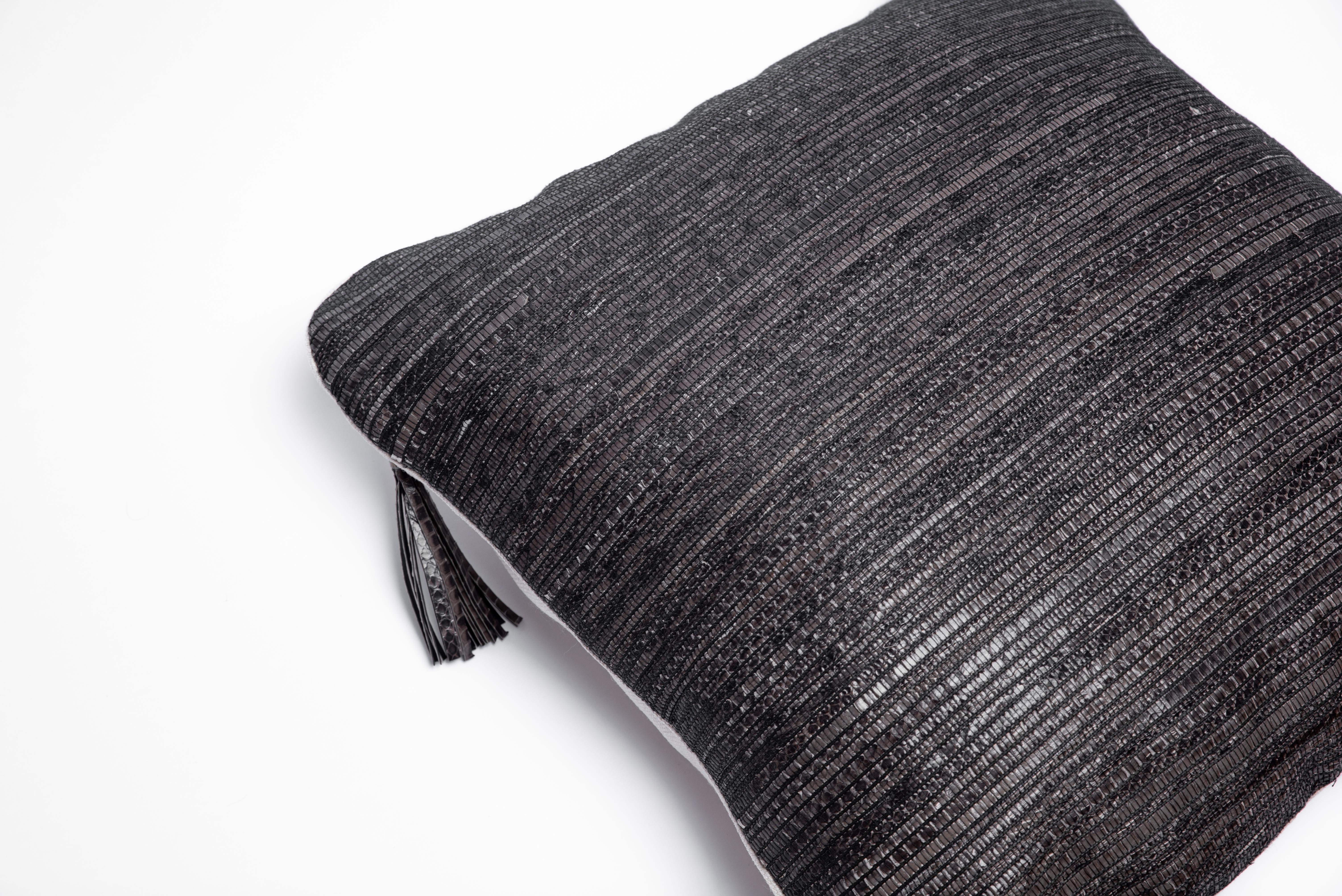 Das Pariser Label hat sich seit seiner Gründung durch seine ikonische Verwendung von Chagrin in Kombination mit Messing und anderen exotischen Materialien ausgezeichnet. Alle Möbel werden von erfahrenen Handwerkern handgefertigt, was jedes Stück zu