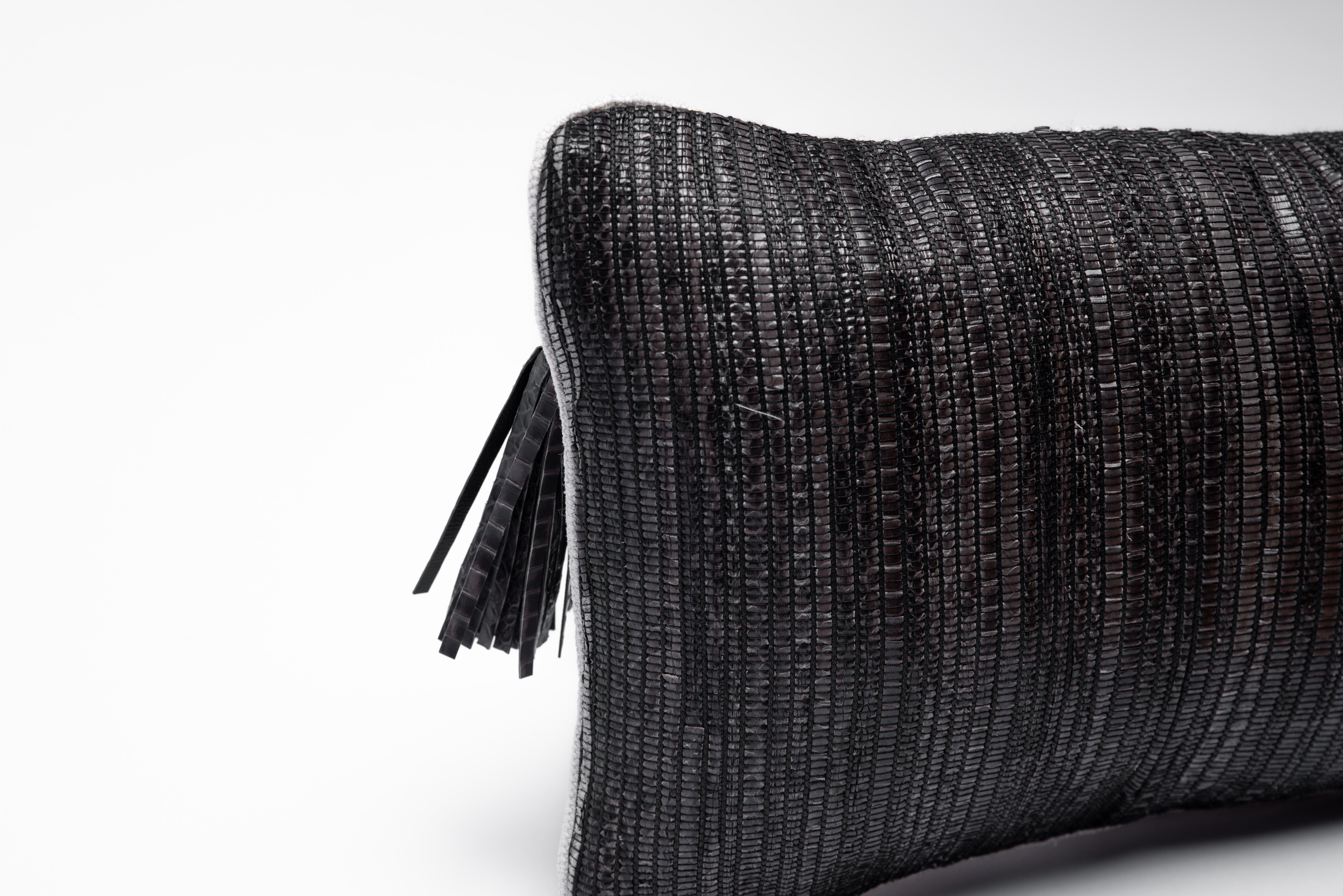 Das Kissen aus gewebter Schlangenhaut von Kifu Paris ist das ultimative luxuriöse Heimtextilstück. Dieses Textil ist einzigartig und originell für die Marke, die traditionelle Webtechniken mit Holzwebstühlen anwendet, um dieses geschmeidige und