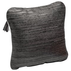 Coussin en peau de serpent tissée de Kifu Paris