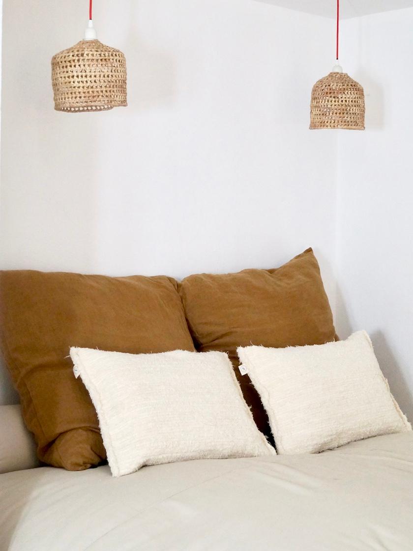 Il cuscino Lago rallegrerà la tua casa, come un invito a un viaggio al sole. Molto morbido, è stato tessuto a mano in Portogallo con gli avanzi dell'industria tessile locale (100% materiale riciclato).

La sua texture unica conferisce uno stile
