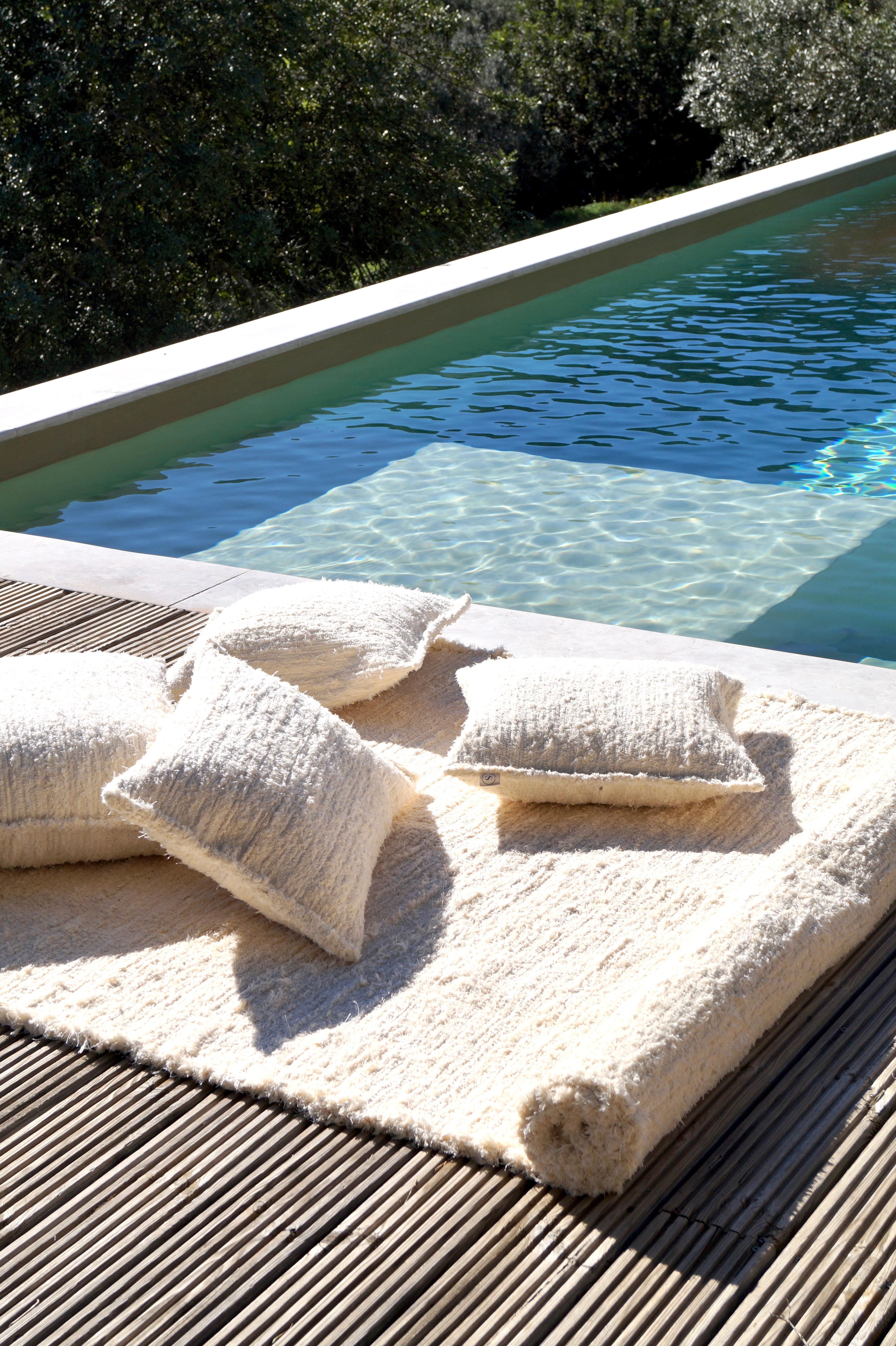 Tessuto a mano Cuscino portoghese in cotone ecru intrecciato a mano Lago SAUDADE DESIGN in vendita
