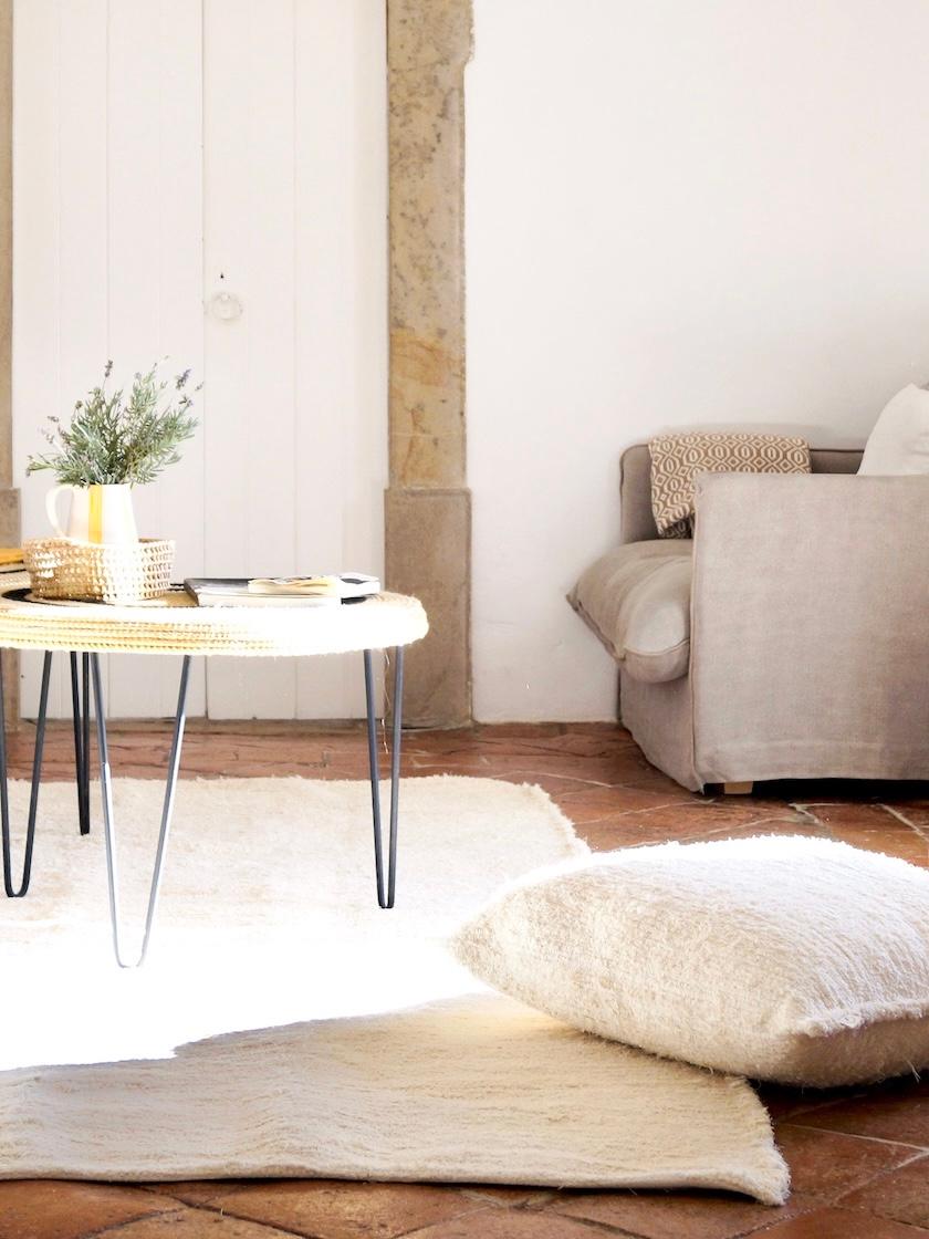Le coussin Lago égayera votre intérieur, comme une invitation à un voyage ensoleillé. Très doux, il a été tissé à la main au Portugal à partir de restes de l'industrie textile locale (100 % de matériaux recyclés).

Sa texture unique apporte un style