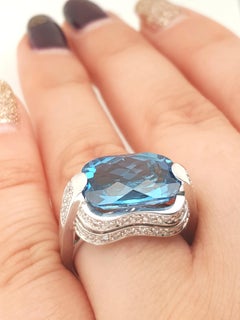 Bague cocktail London Cushion en or blanc 14 carats avec topaze bleue et diamants