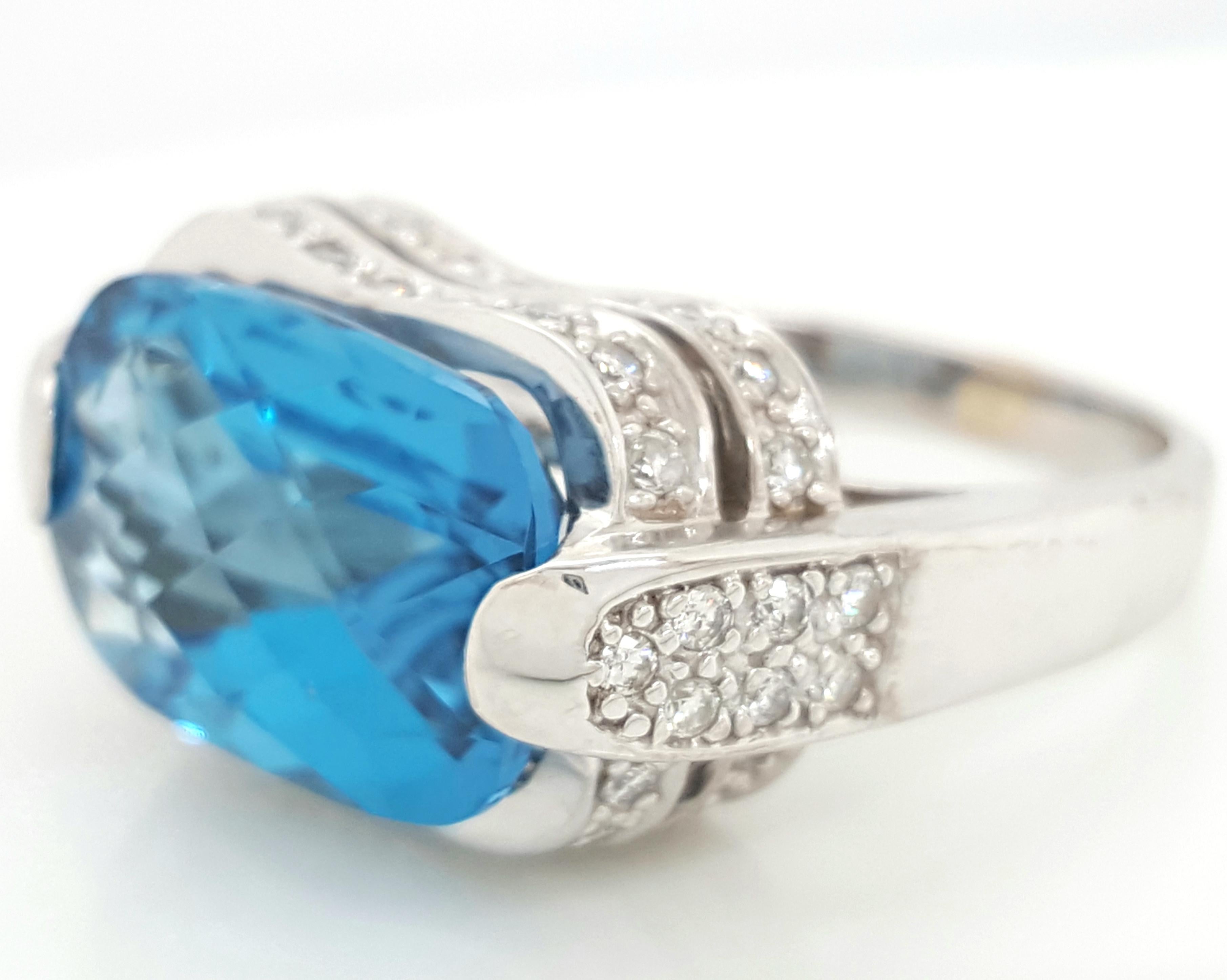 Contemporain Bague cocktail London Cushion en or blanc 14 carats avec topaze bleue et diamants en vente