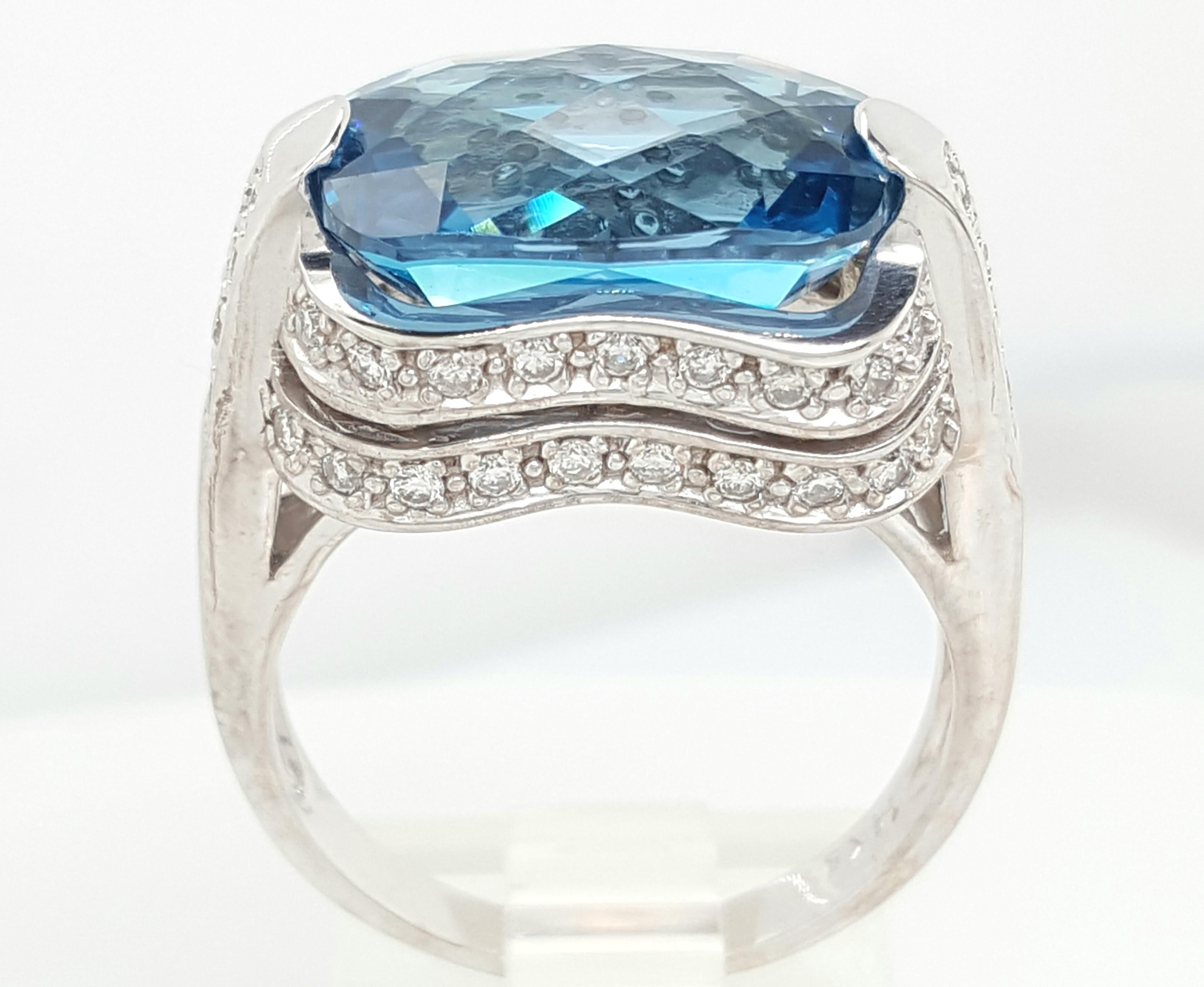 Cushion London Blue Topaz and Diamond Cocktail Ring in 14 Karat White Gold In Excellent Condition For Sale In Addison, TX