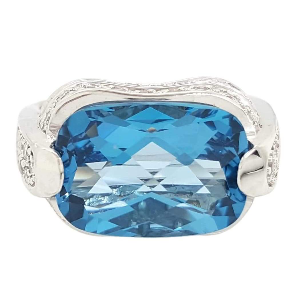 Anillo de Cóctel de Topacio Azul Londres Cojín y Diamante en Oro Blanco de 14 Kilates